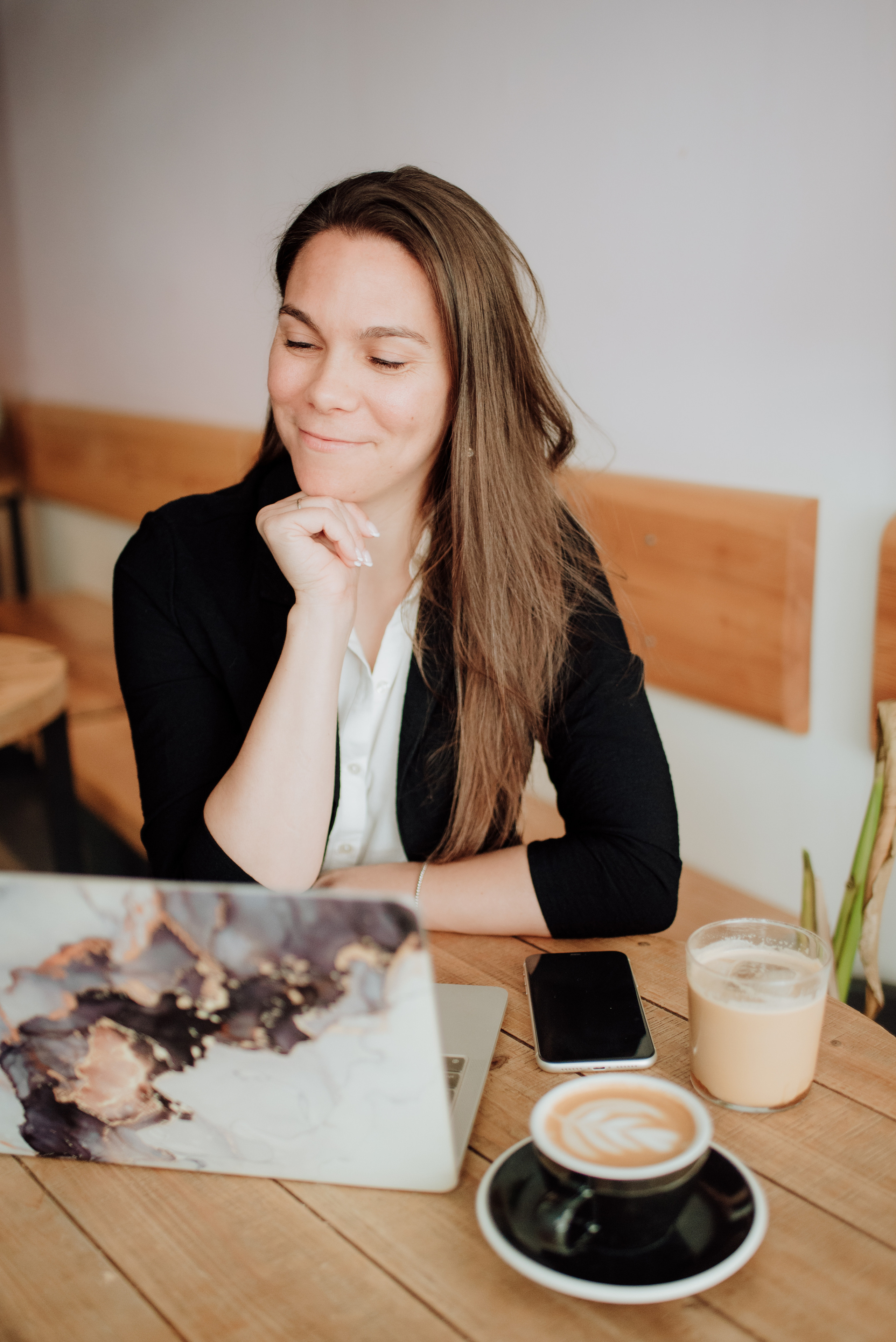 Rhiannon. Lifestyle, wedding and family photographer