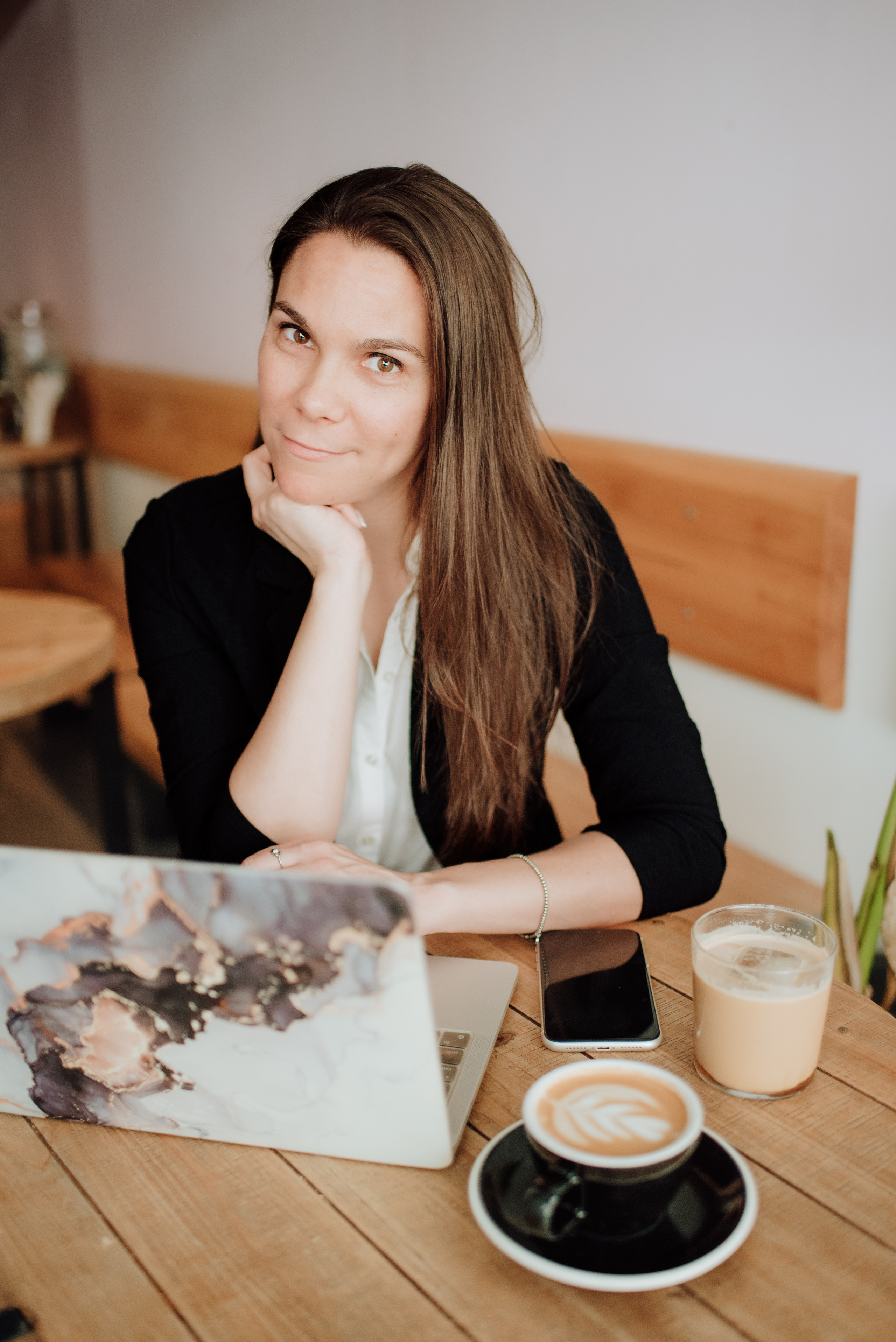 Rhiannon. Lifestyle, wedding and family photographer