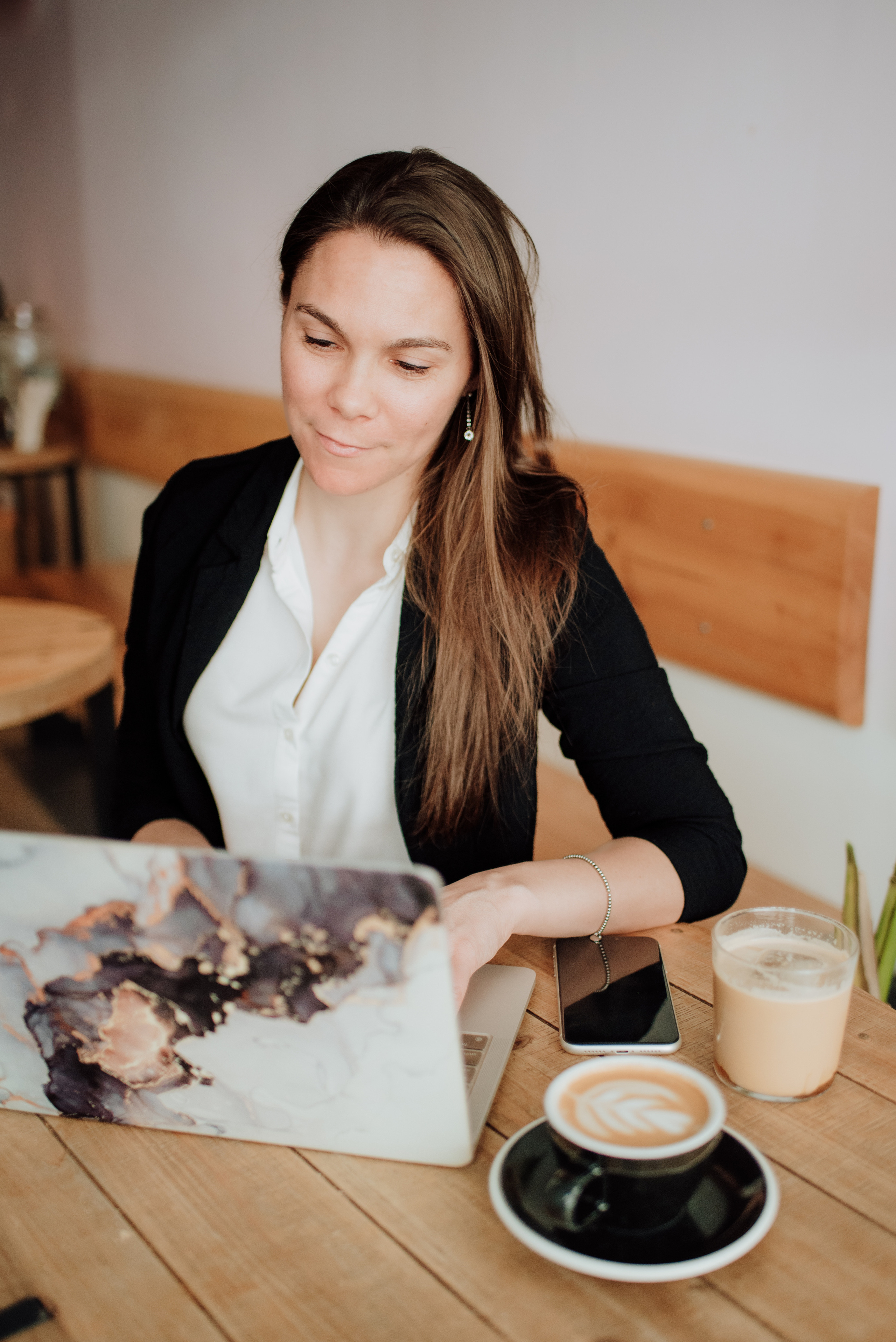 Rhiannon. Lifestyle, wedding and family photographer