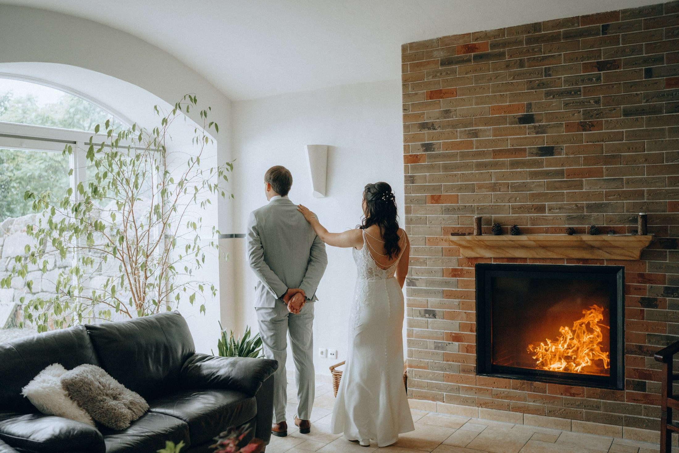 Фотограф на свадьбу в Дрездене — жених перед камином в ожидании невесты