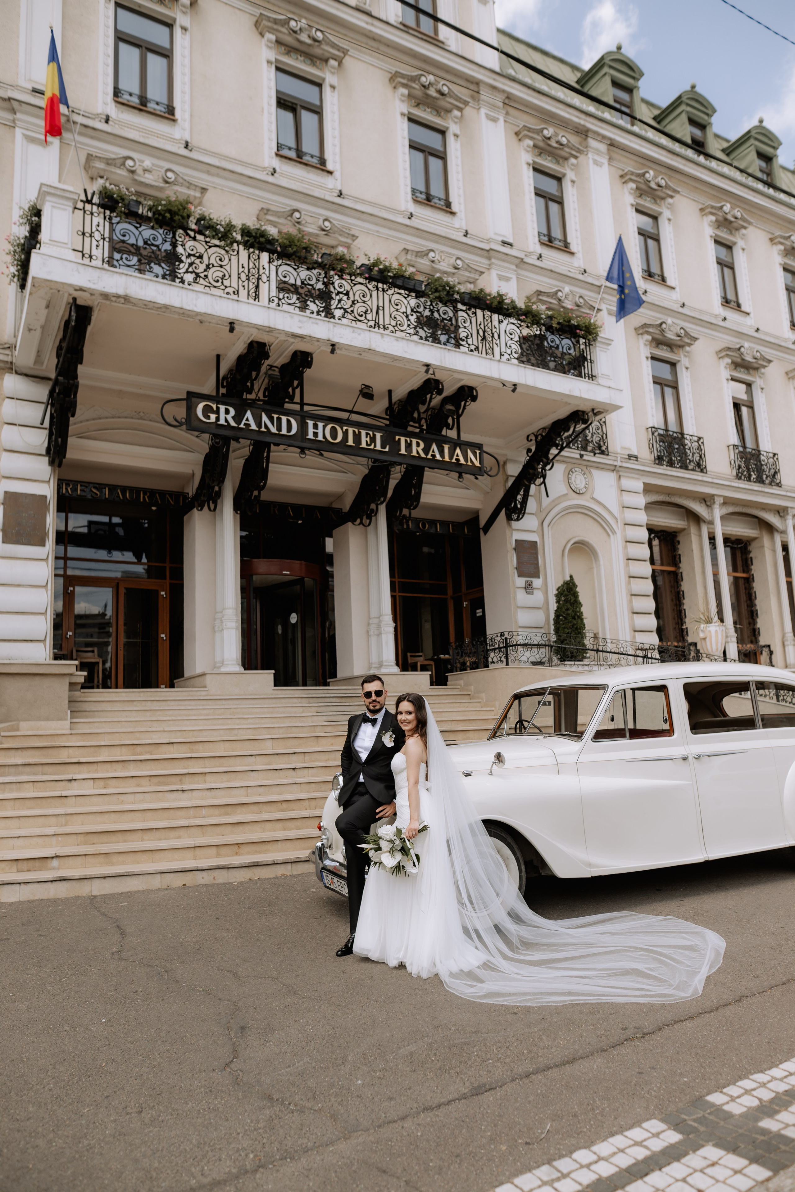 Cununie civila in aer liber , artificii de zi colorate , decor nunta , nunta la Hotel Traian. Proud Vision Weddings | Wedding Photography & Film — Servicii profesionale Foto Video Nunta Iasi