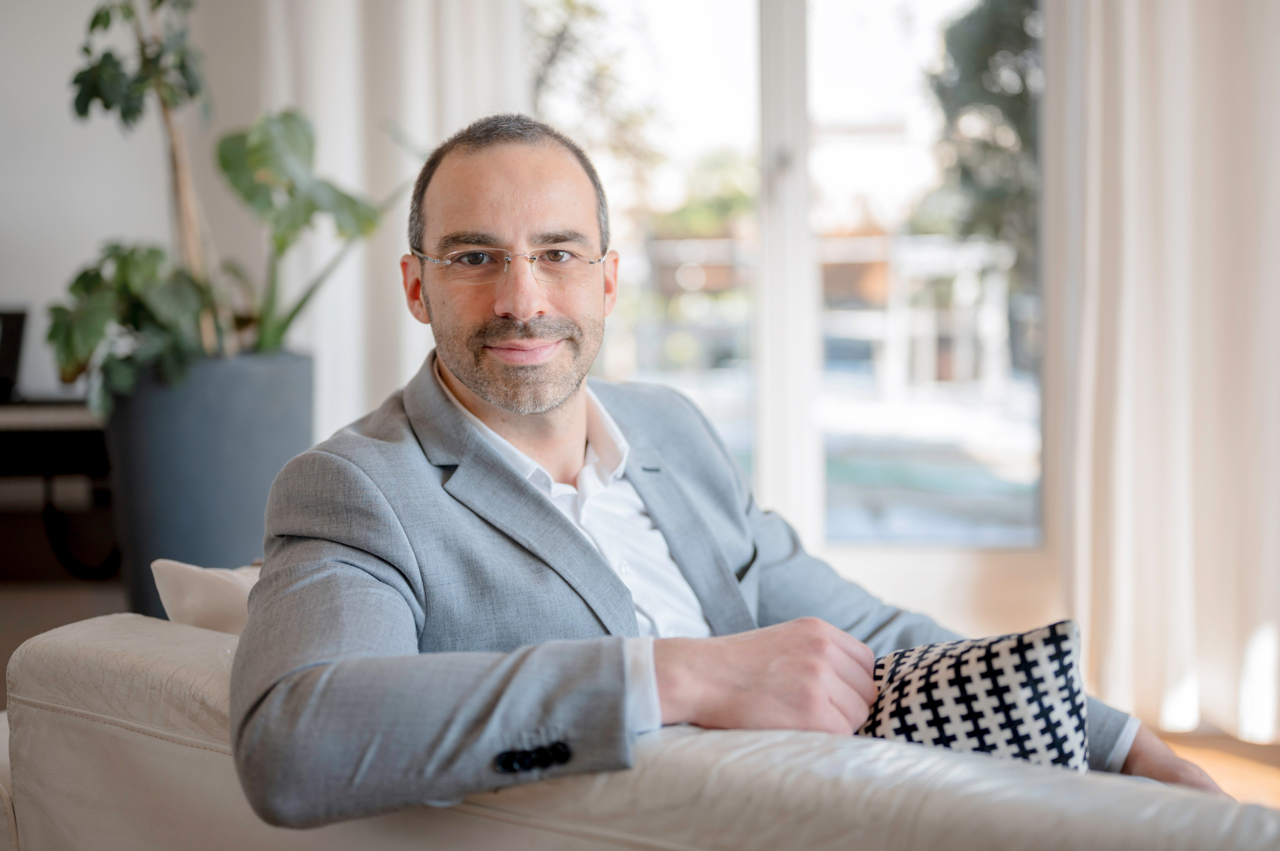 Профессиональный портрет бизнесмена в костюме для корпоративной фотосессии.