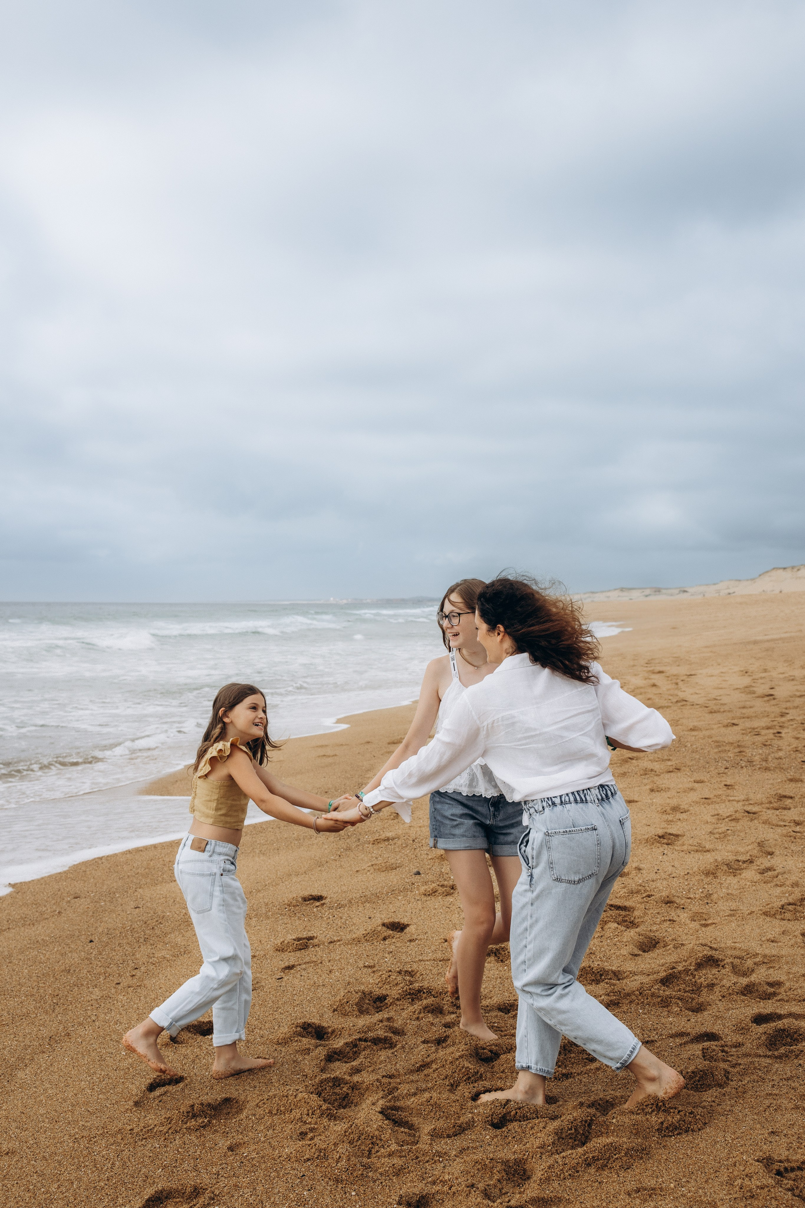 Family photoshoot by the ocean. Labenne Ocean Beach 2024. Eugenie Smirnova — wedding, corporate and lifestyle photographer in Toulouse and Southwest France