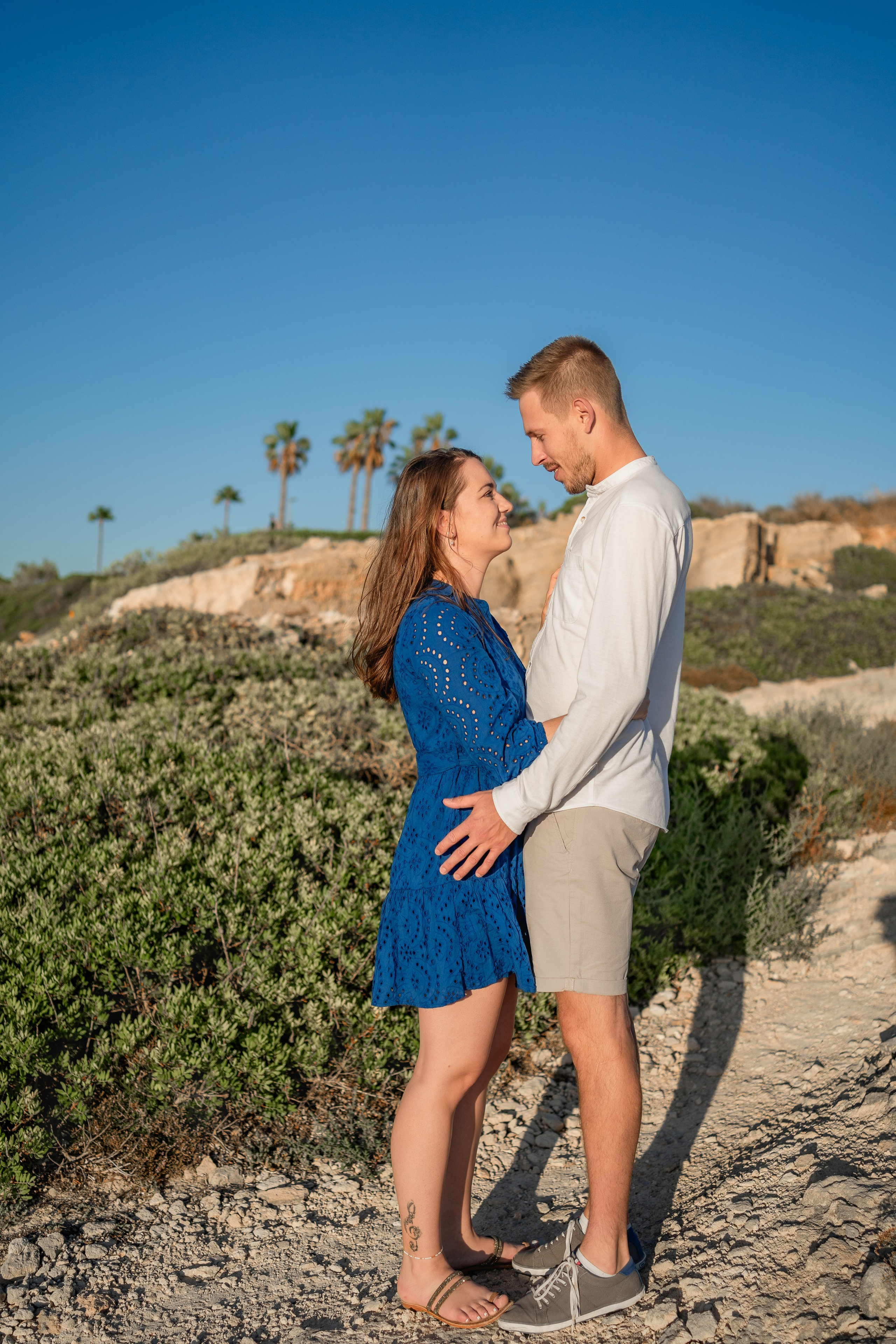 Romantischer Heiratsantrag auf Mallorca – Überraschung am Meer. Deine Fotografin auf Mallorca für Familien und Business