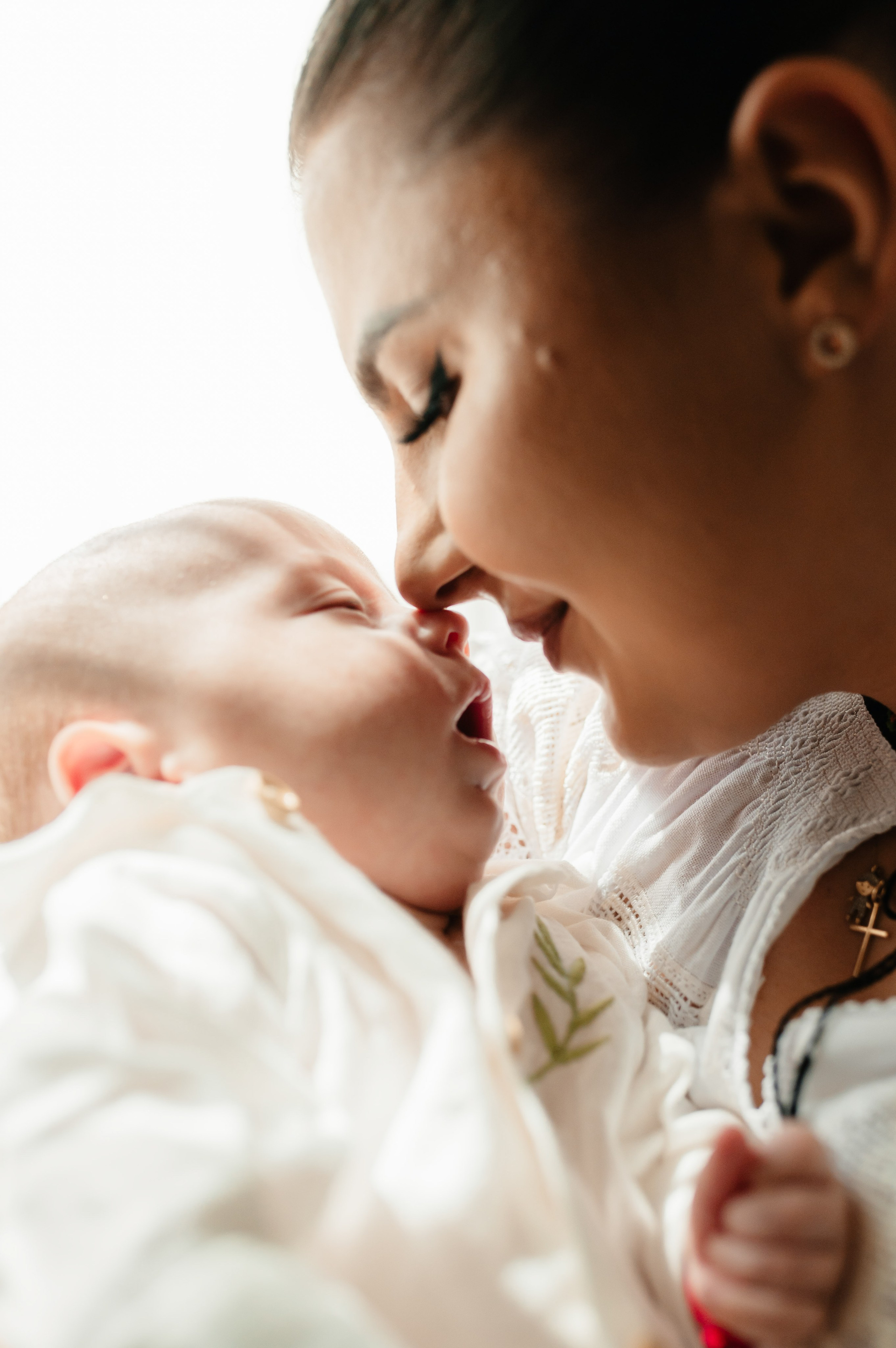 În brațele mamei, lumea întreagă devine un loc sigur.Prima iubire a unui copil este mereu mama.Un moment de tandrețe, o legătură ce durează o viață.O șoaptă, un zâmbet, un univers întreg într-o privire.Dragostea pură nu are nevoie de cuvinte, se simte dintr-o atingere.
