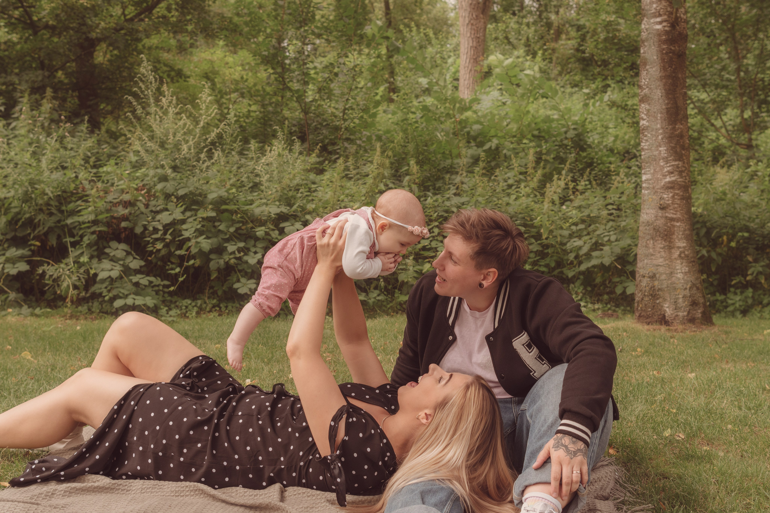 Hayley & Katja. Maternity Newborn and Family photographer Hamburg Claire Hambley