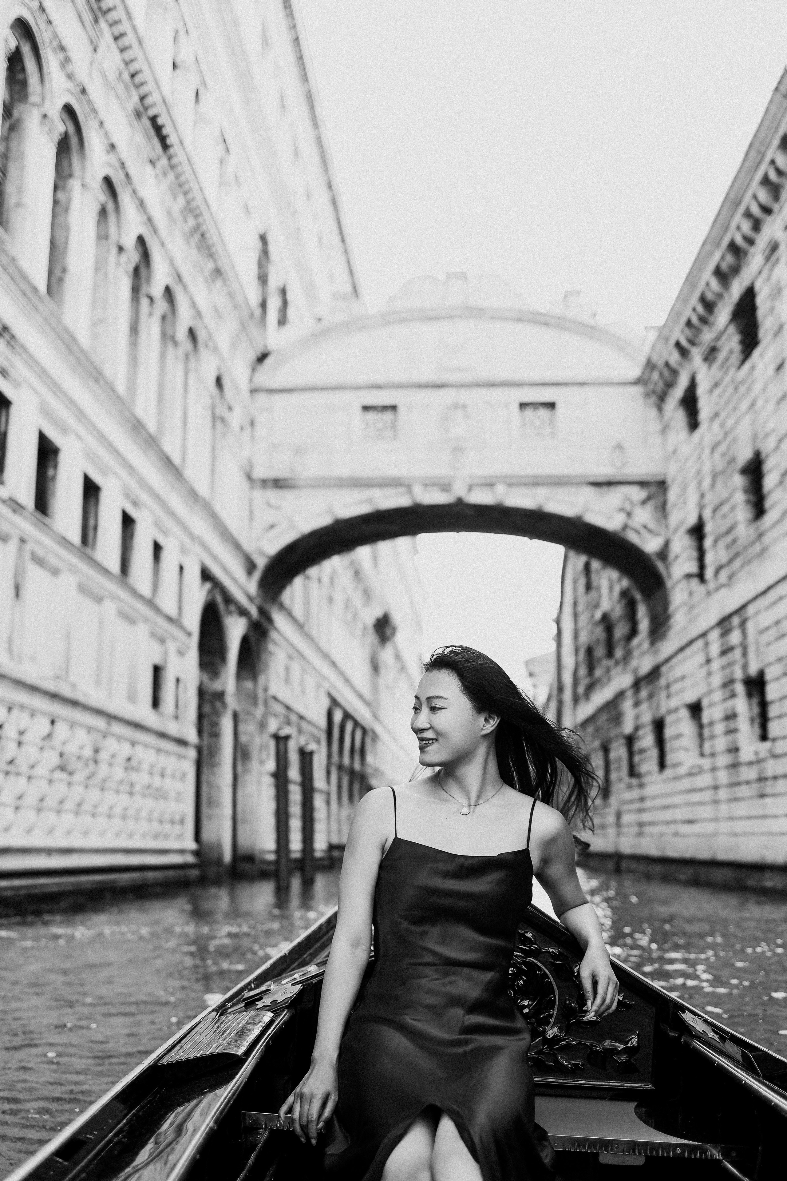 How much does a gondola ride cost in Venice