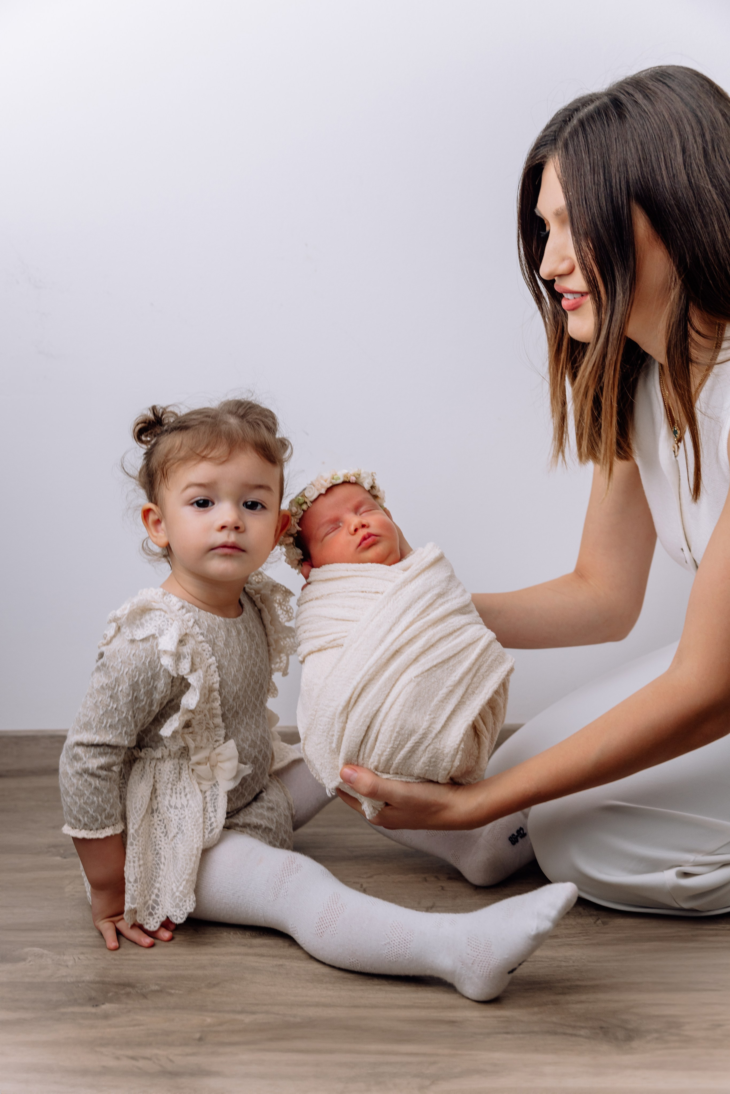 Geschwisterfoto mit Neugeborenem – liebevoller Blick der Schwester in Karlsfeld.
