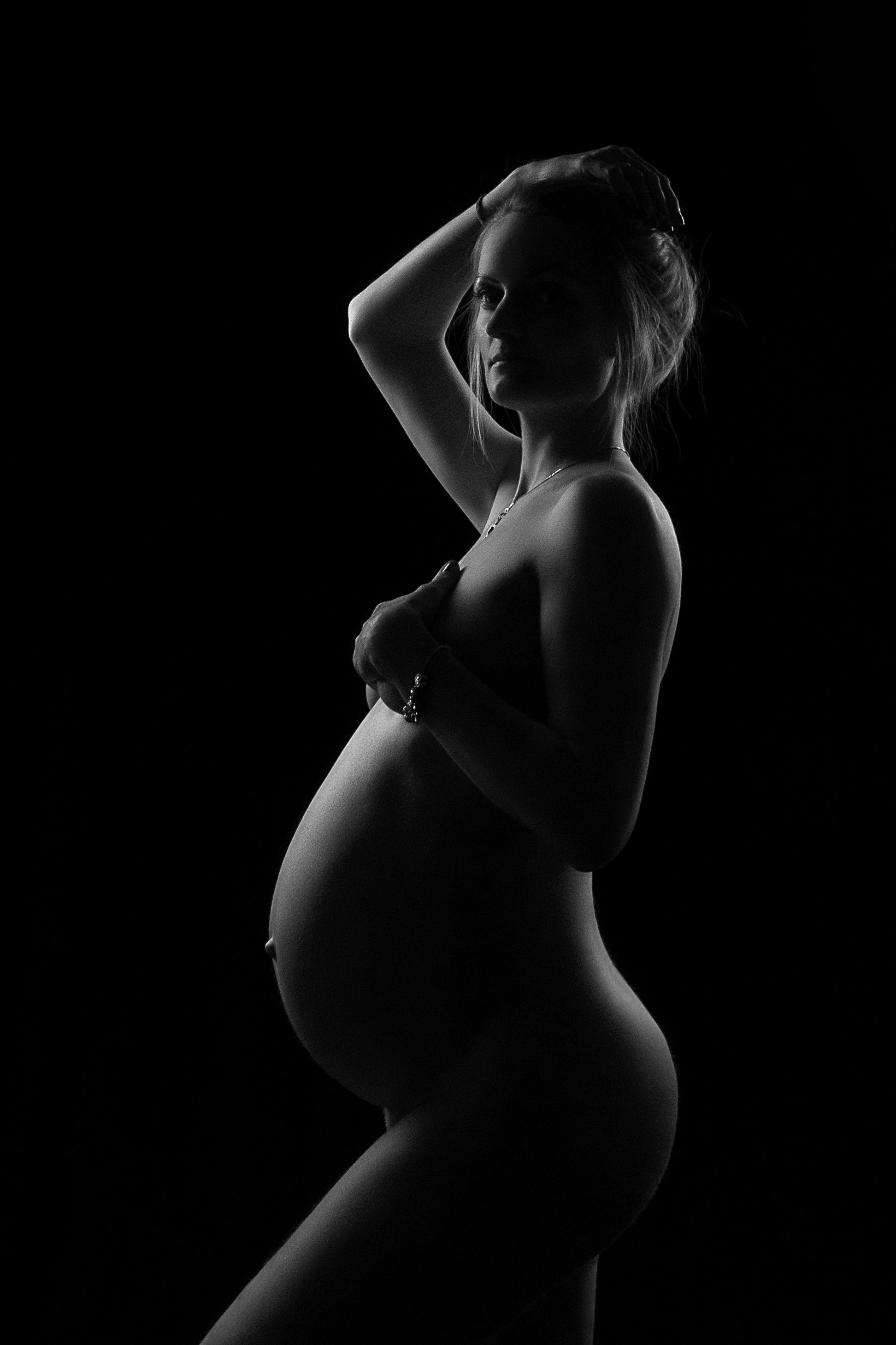 Elegante Silhouette von Maria – feminine und kraftvolle Darstellung der Schwangerschaft