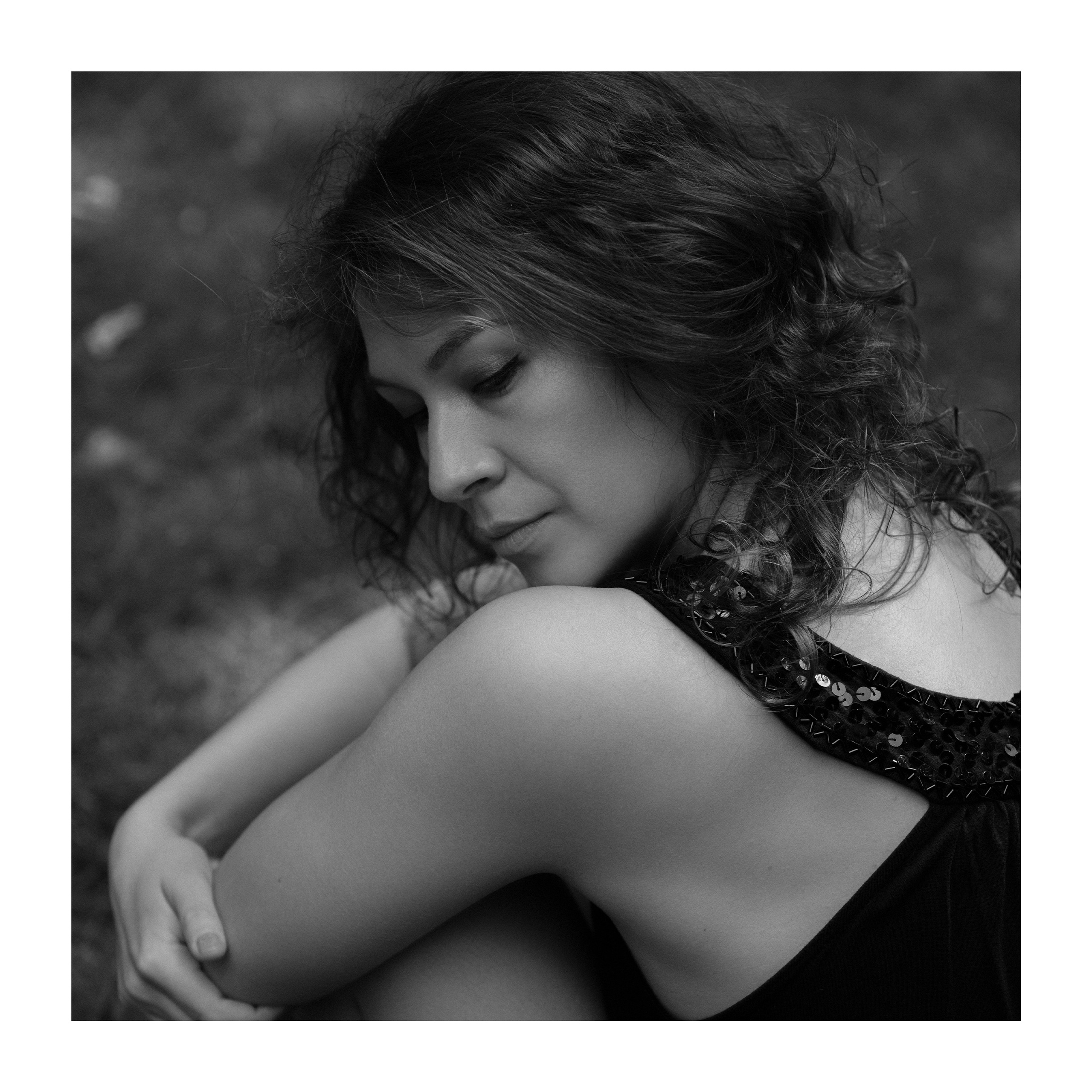 Schwarzweiß-Porträt, Frau blickt ruhig nach unten