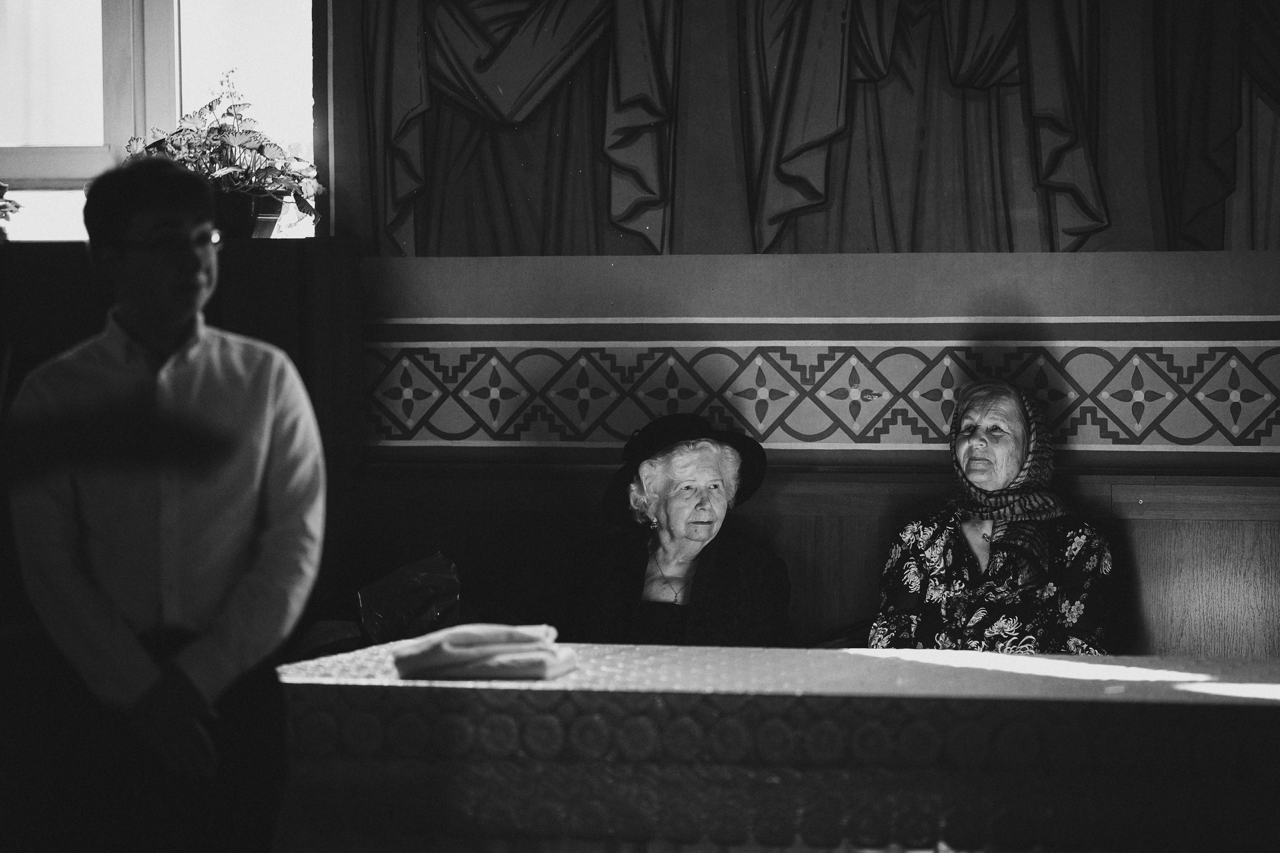 Фотограф в Ирландии чёрно-белая самые красивые фотки свадьба церковь венчание бабушка наблюдает свет