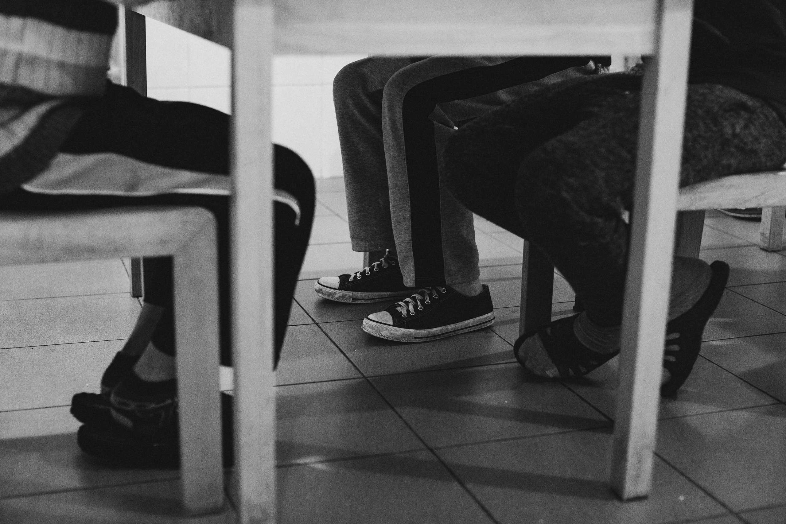  социальная фотография Детский дом ноги обувь сидящих за столом детей мальчиков