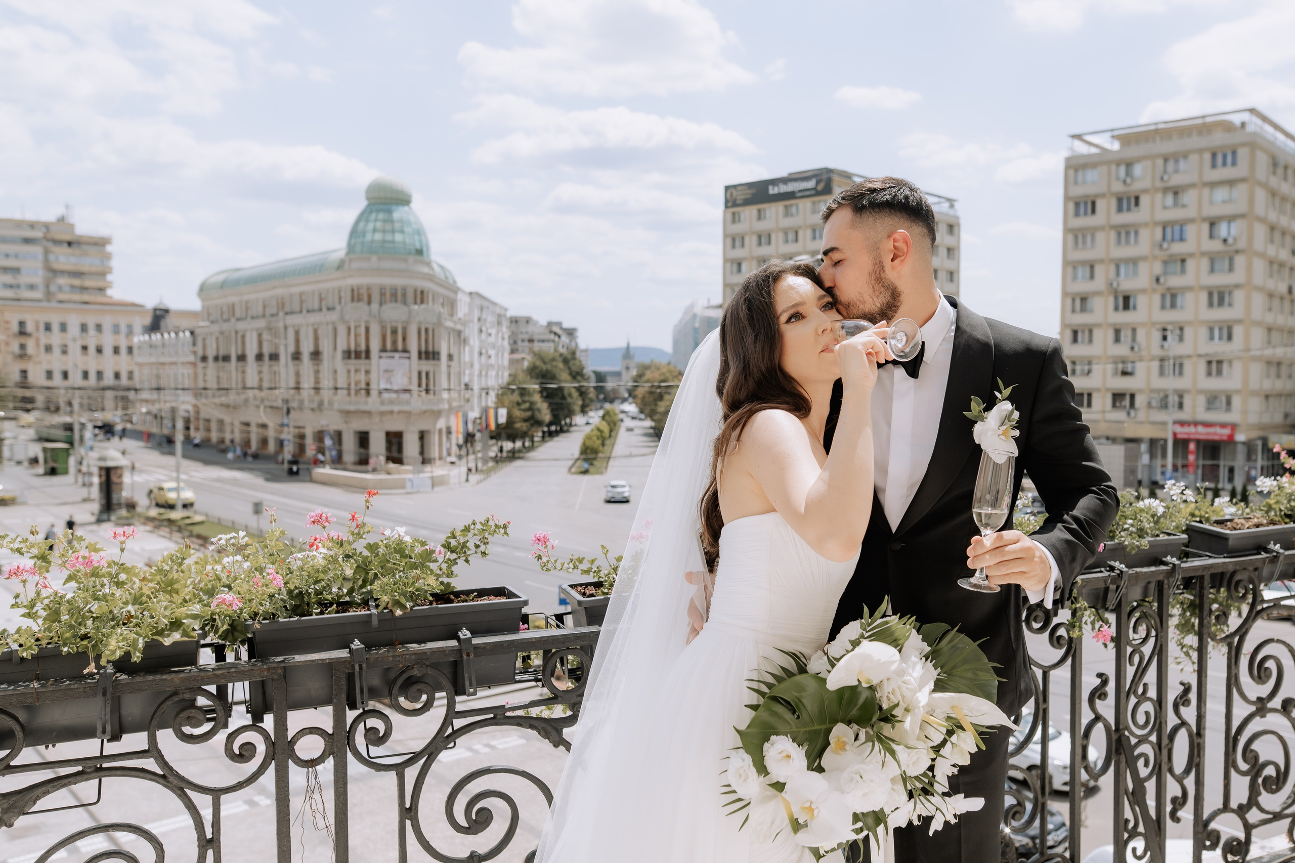 Cununie civila in aer liber , artificii de zi colorate , decor nunta , nunta la Hotel Traian. Proud Vision Weddings | Wedding Photography & Film — Servicii profesionale Foto Video Nunta Iasi