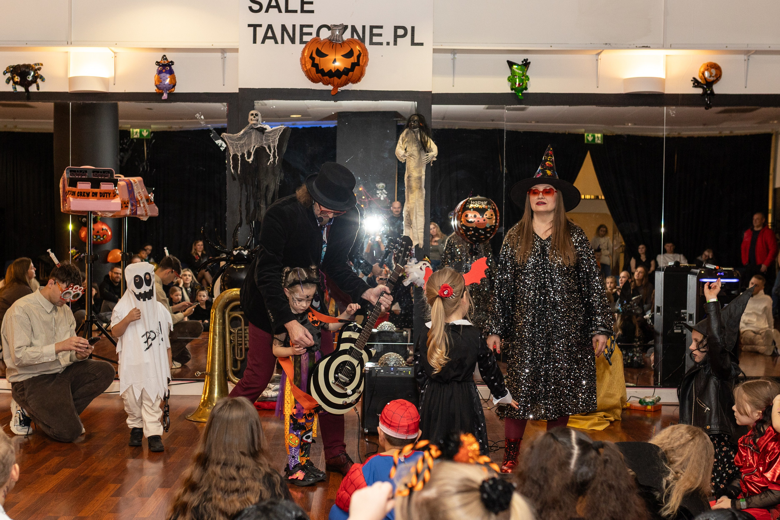 Leo dance studio Helloween 2025. Семейный и детский фотограф в Варшаве Мила Бобровская