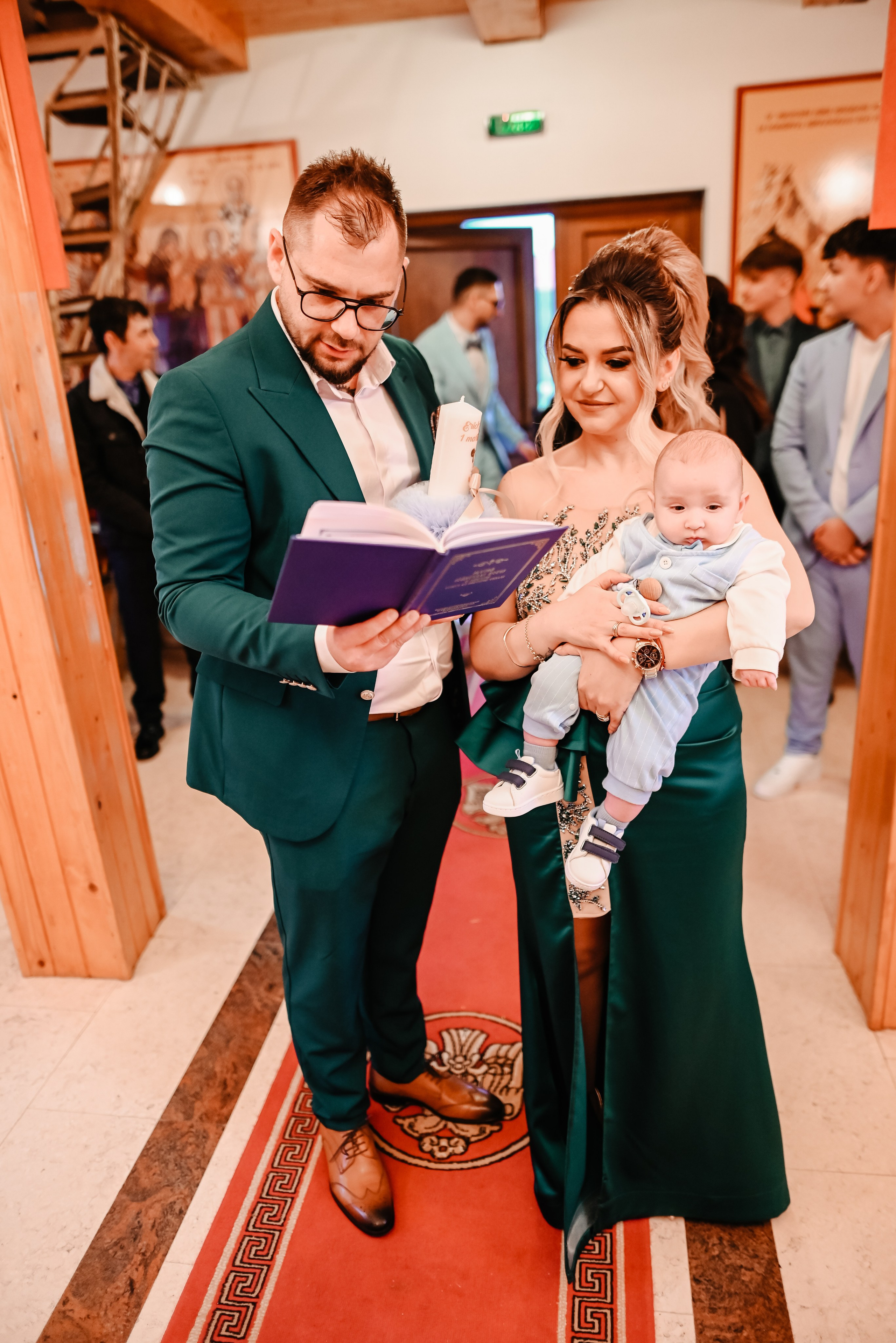 Ritualul botezului reflectat în lumina calda a bisericii – stil artistic Ana Maria Drăgan