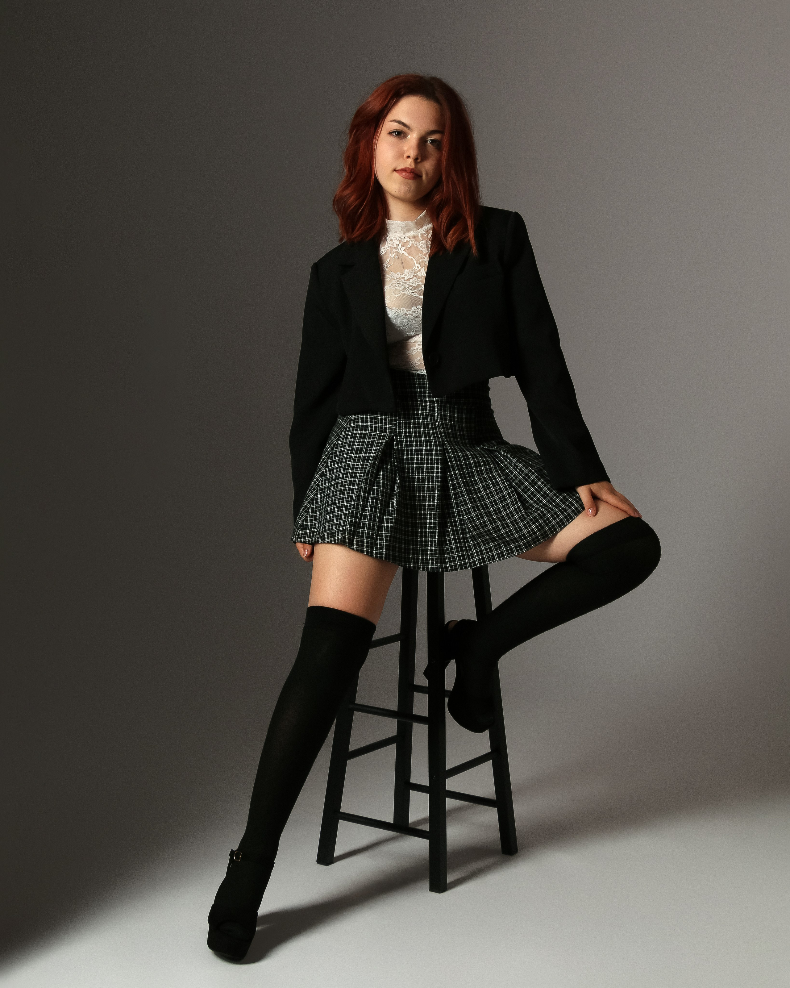 Junge Frau in Studioaufnahme mit Kontrast-Licht und edlem Styling