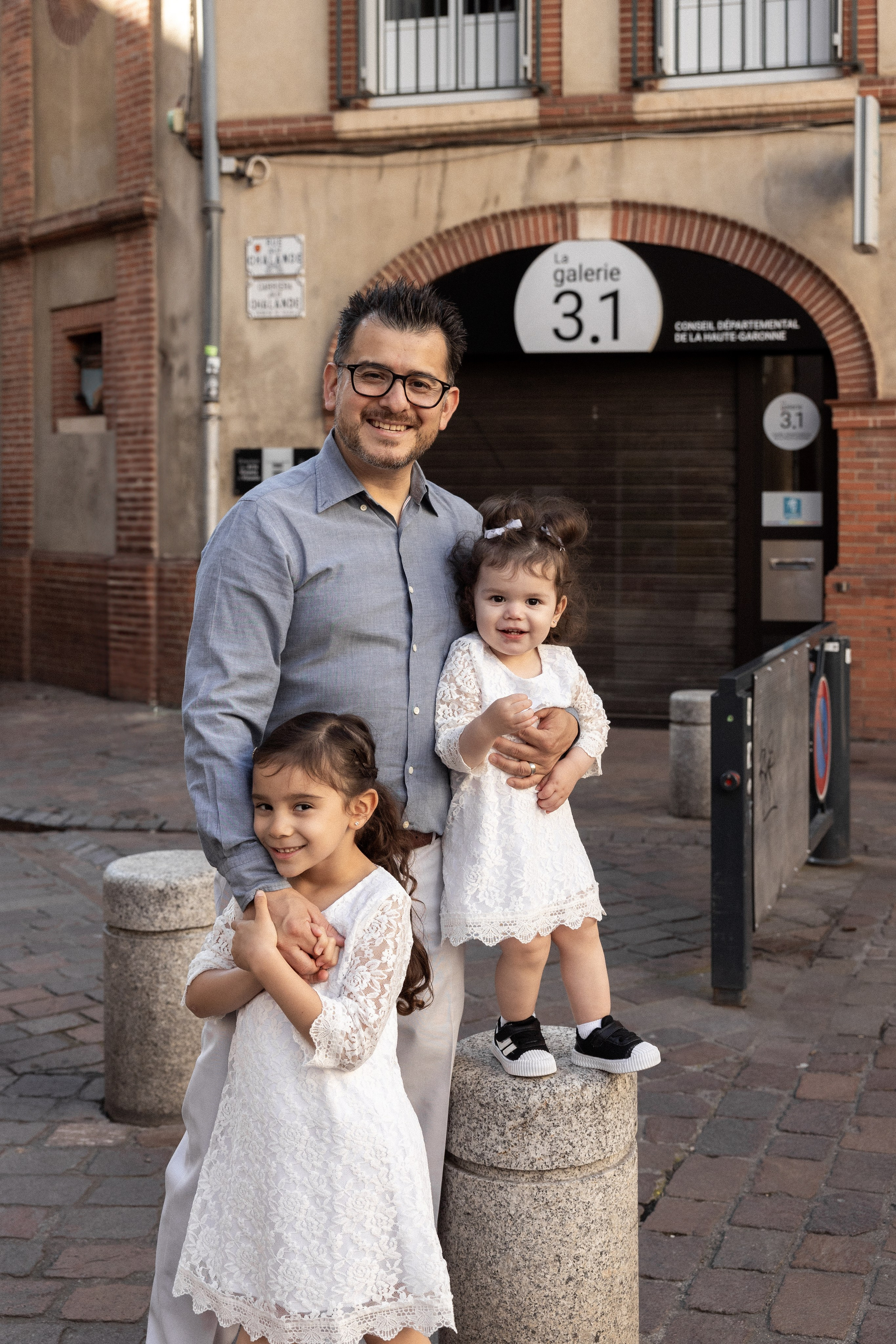 Family photo session in Toulouse. Eugenie Smirnova — wedding, corporate and lifestyle photographer in Toulouse and Southwest France
