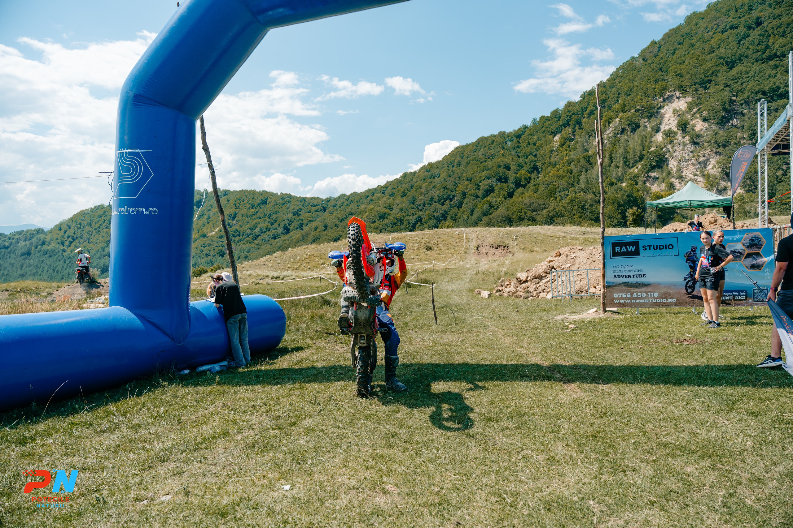 Potecile Naturii 2025. Raw Studio. Fotograful tau de nunta!