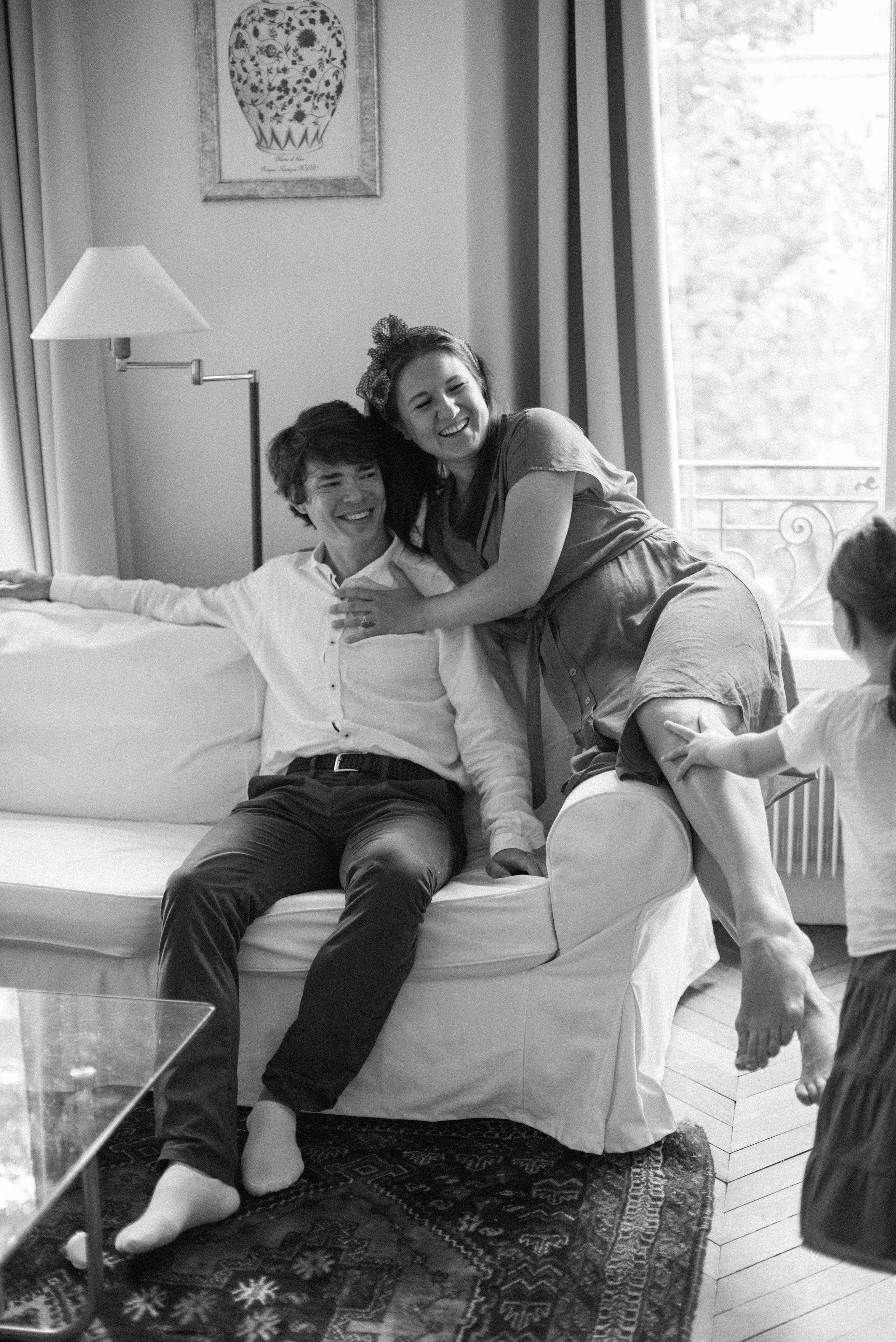 Elegant family moments by the Eiffel tower. Ksenia Marchand/ Lifestyle photographer in Paris