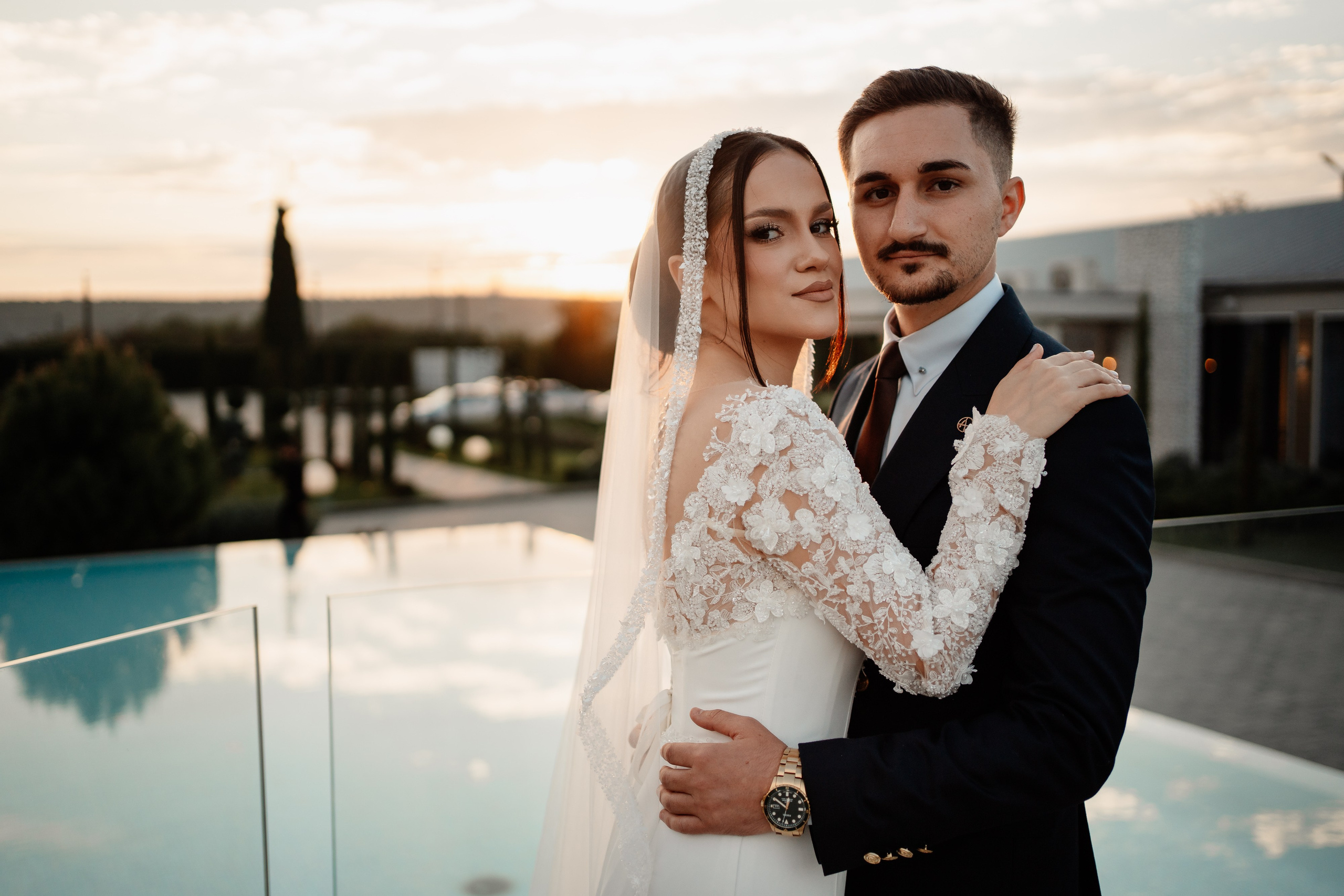 Moment emoționant între miri în ziua nunții, surprins într-un cadru natural și romantic, la Reina Events. Fotografie de nuntă profesională, editată artistic pentru a evidenția emoția și eleganța evenimentului.