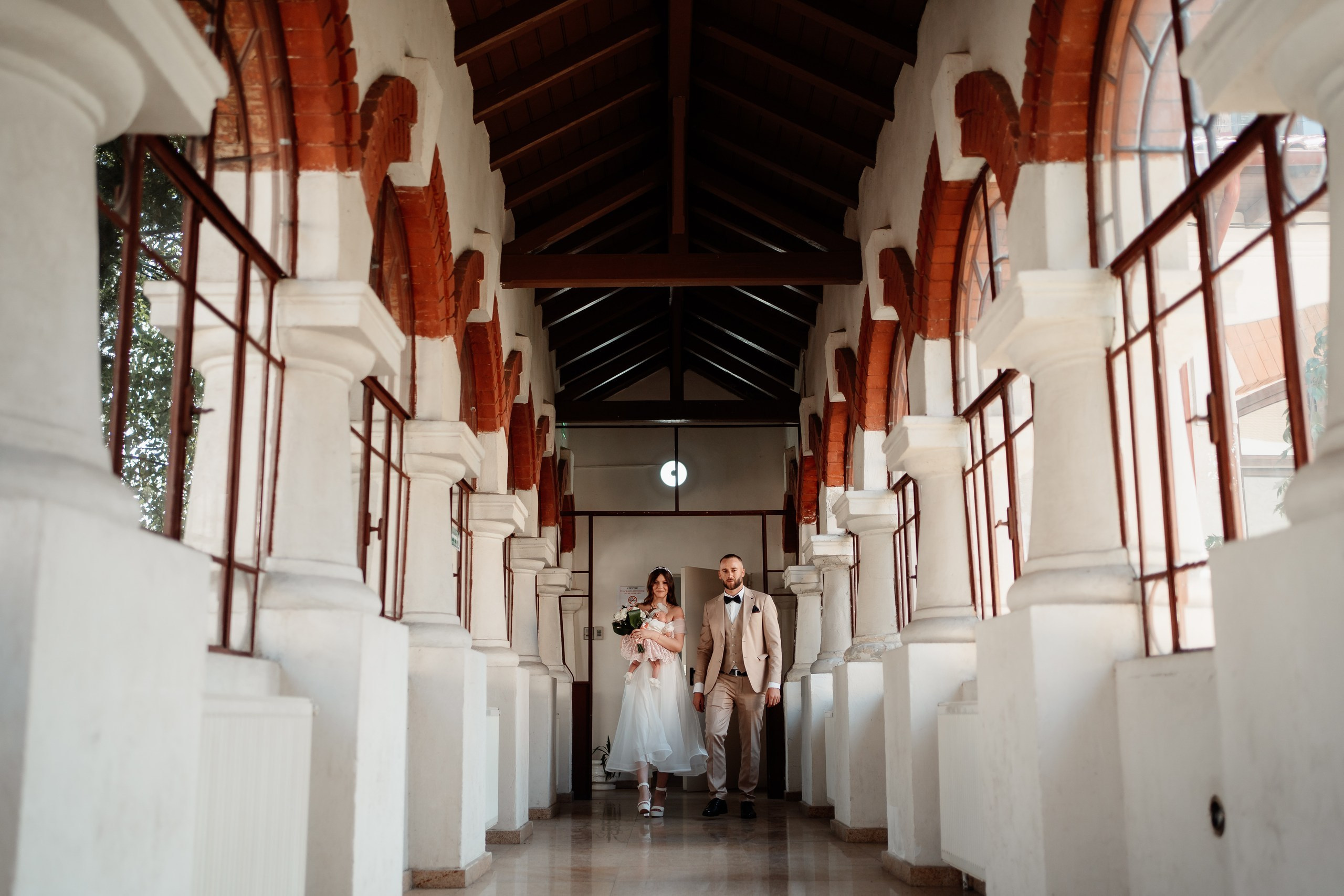 Miri fericiți în fața oficiului stării civile din Bucuresti, Sector 1, celebrând începutul unei noi vieți împreună. Fotografie de cununie civilă, capturând naturalețea și bucuria momentului special.