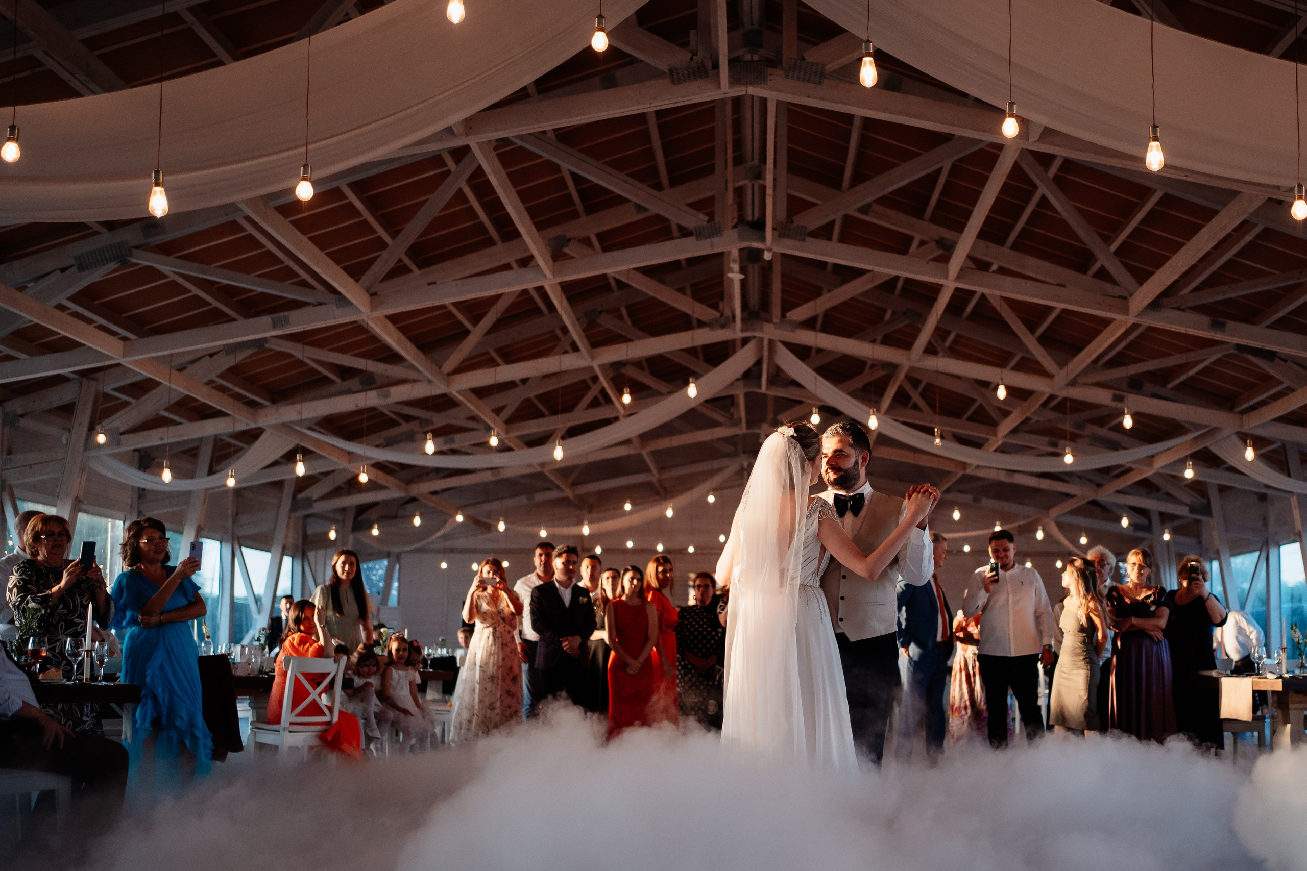 Moment emoționant între miri în ziua nunții, surprins într-un cadru natural și romantic, la Grădina Lahovari. Fotografie de nuntă profesională, editată artistic pentru a evidenția emoția și eleganța evenimentului.