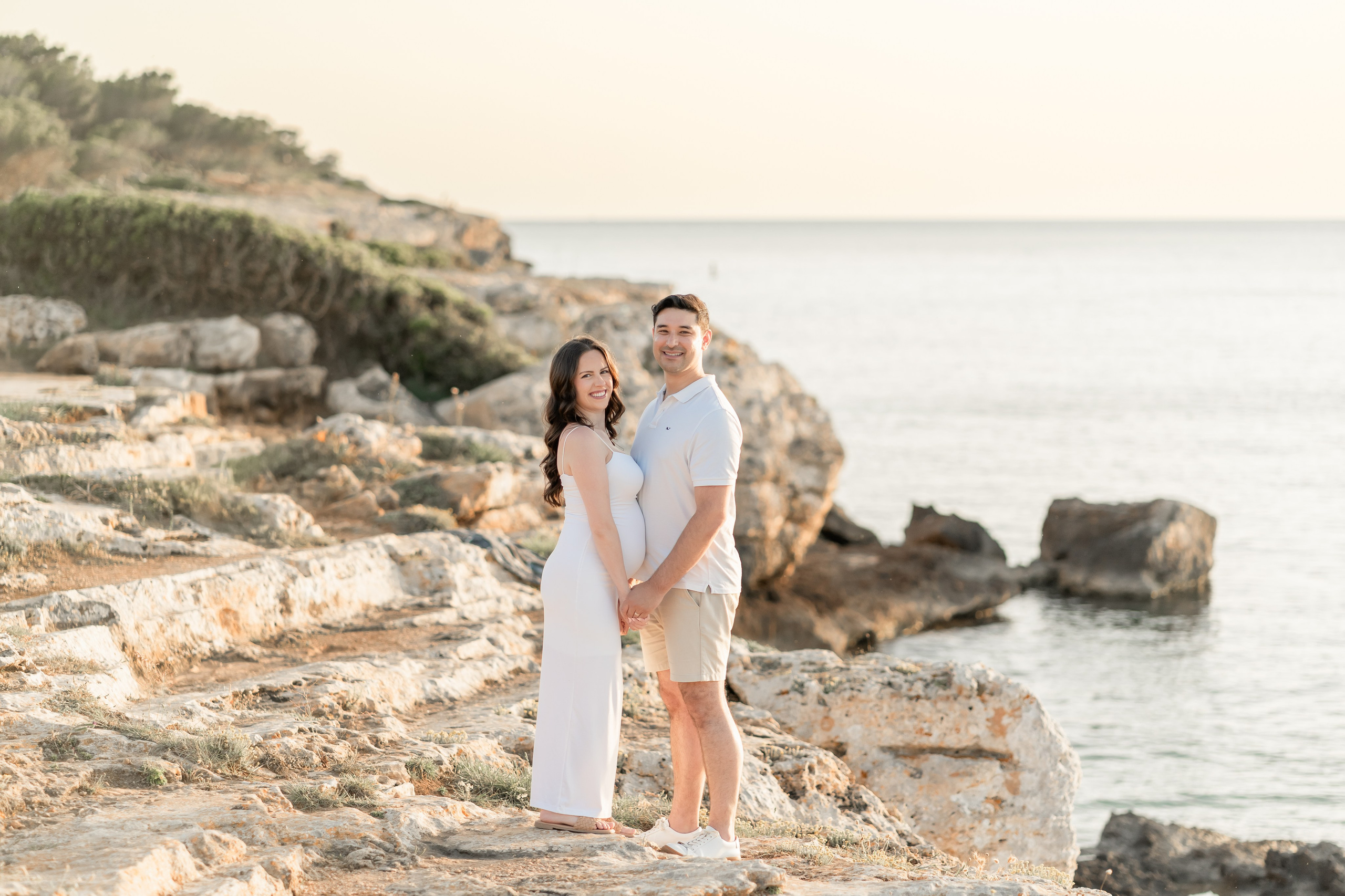 Maternity Photoshoot by the Sea in Mallorca – Natural & Timeless Moments. Deine Fotografin auf Mallorca für Familien und Business