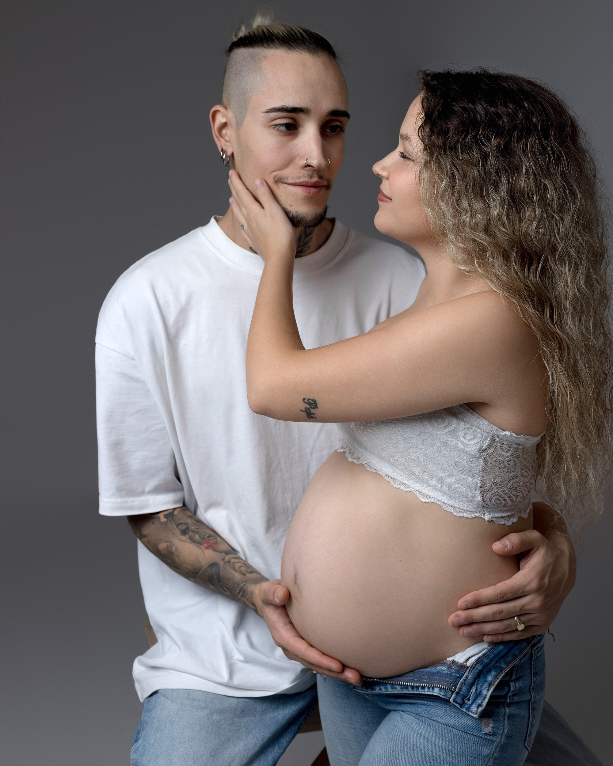 Embarazo y Maternidad sesiones de fotografía en estudio con pareja