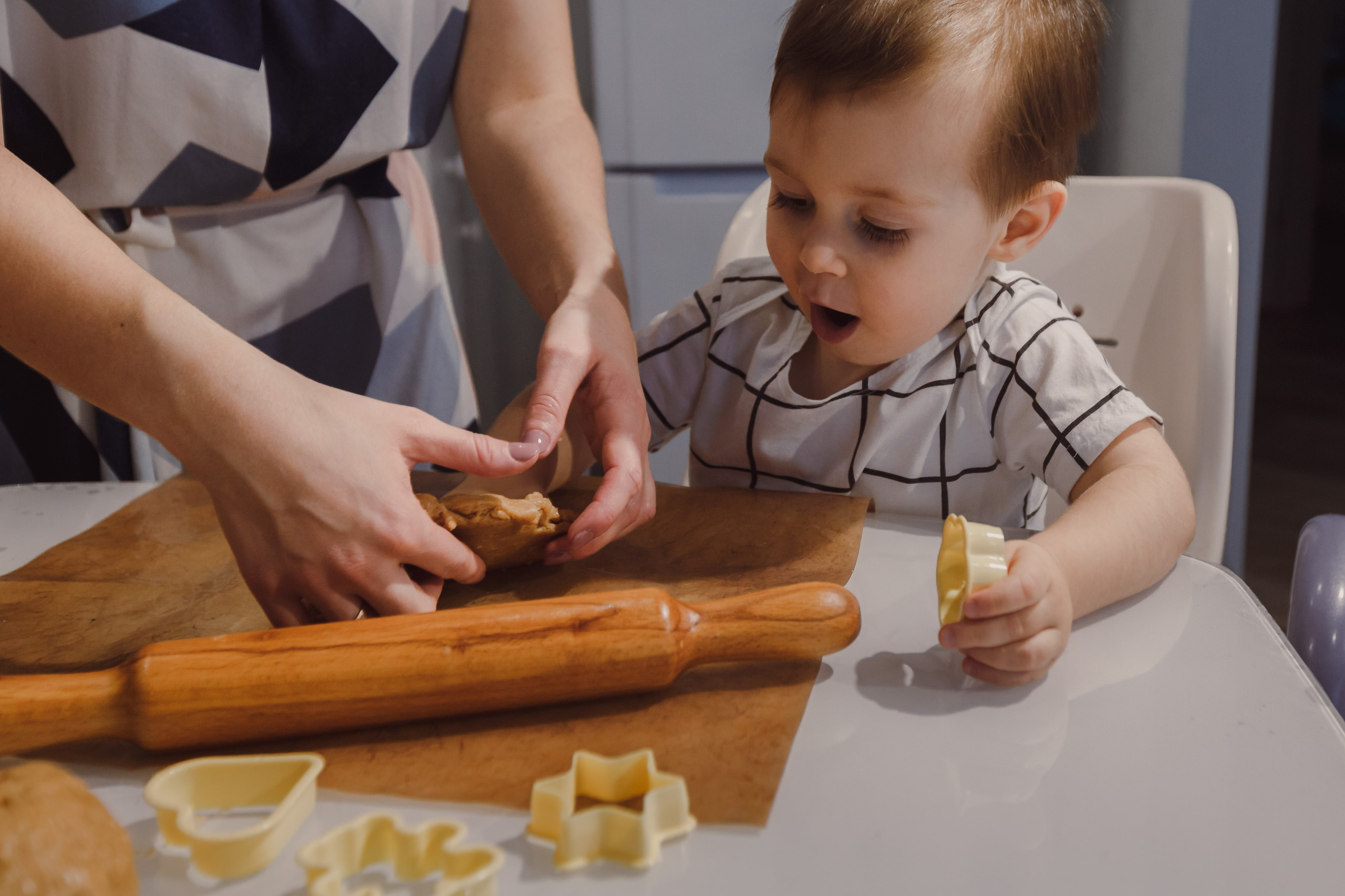 Padres con niños preparando galletas en casa. Fotógrafo de retrato, familia y reportajes en Valencia | España | Europa Vitalii Lumier