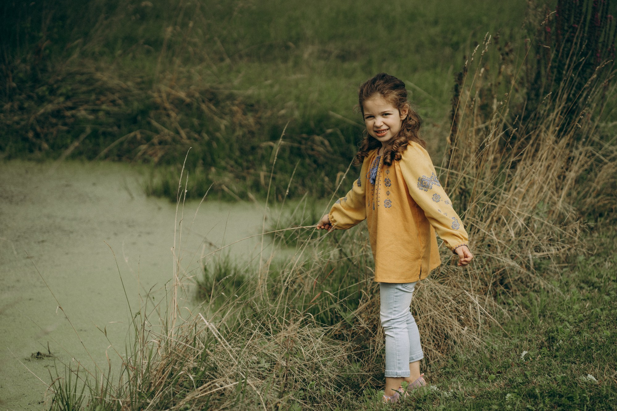Девочка в вышиванке у пруда – портрет ребёнка на природе, фотосессия детей