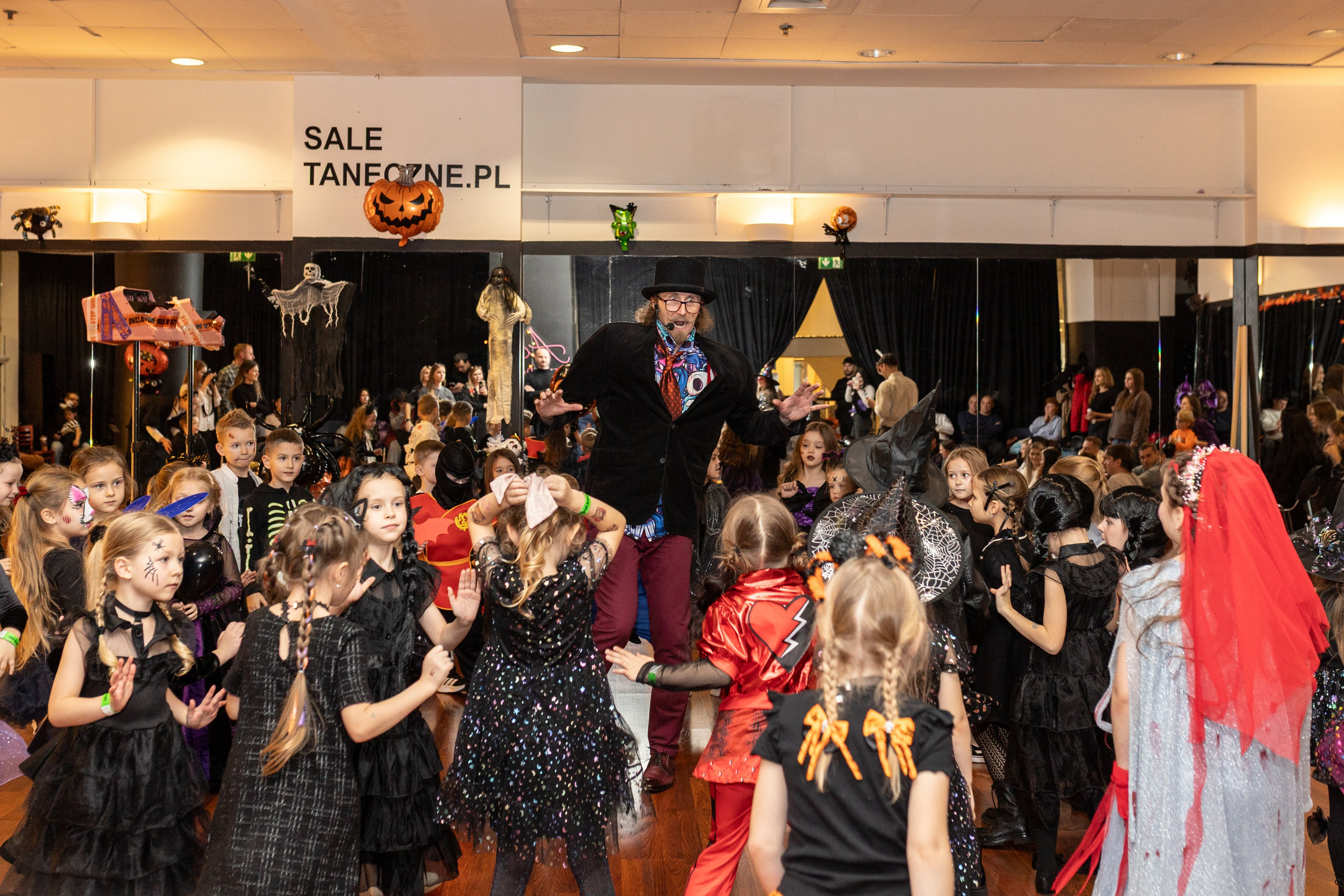 Leo dance studio Helloween 2025. Семейный и детский фотограф в Варшаве Мила Бобровская