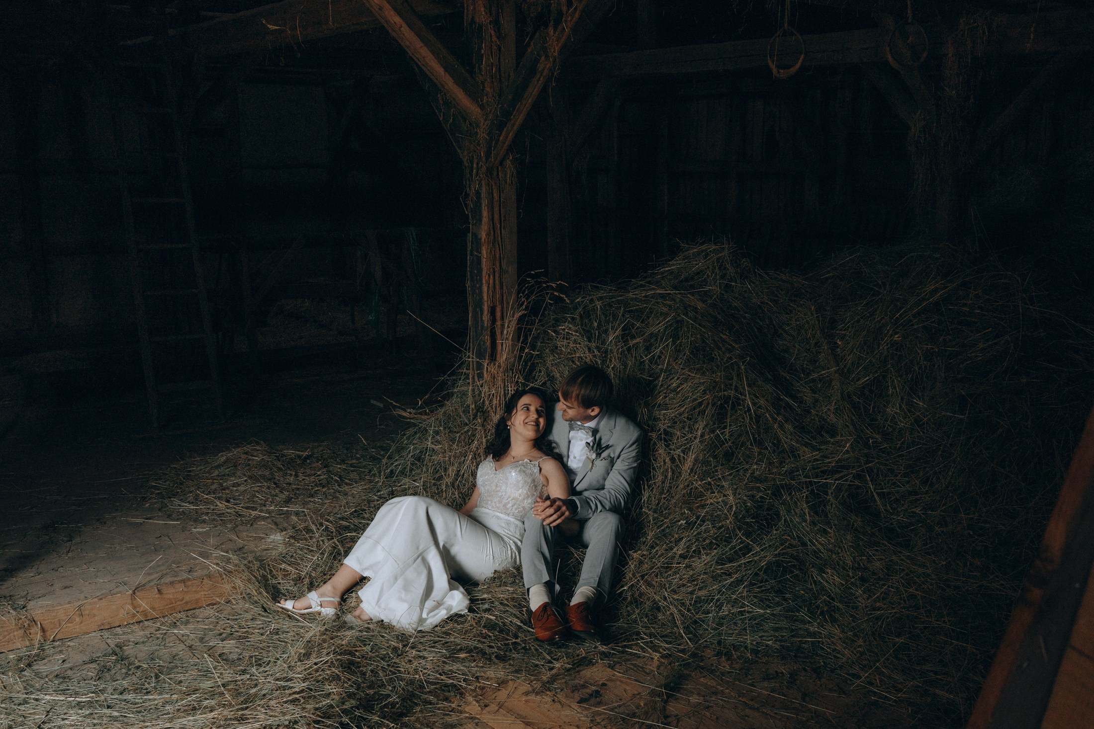 Свадебное фото — невеста и жених на сеновале