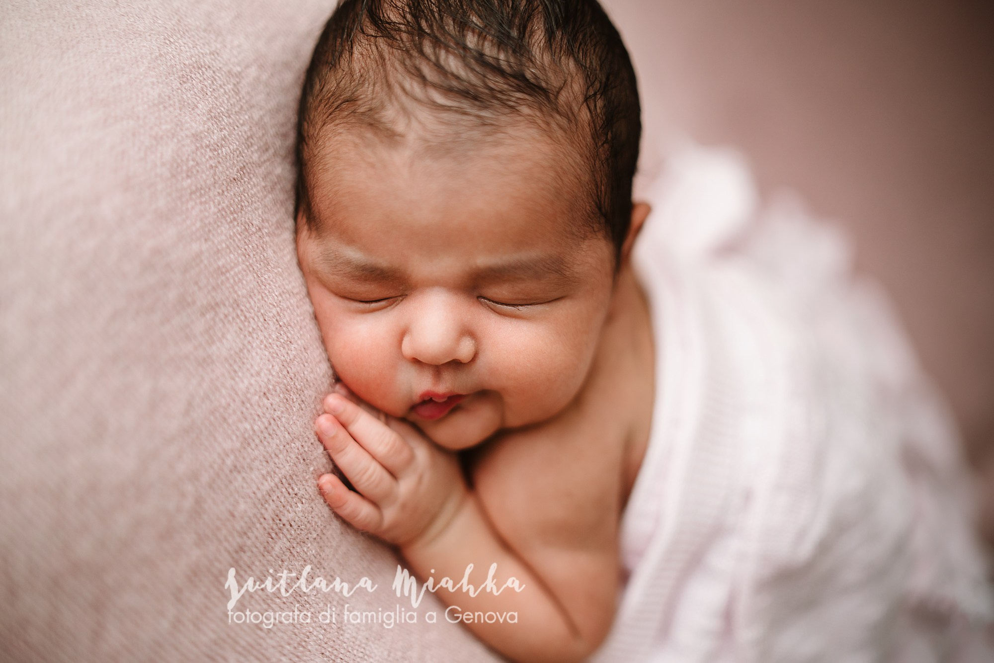 Newborn. Svitlana Miahka fotografa a Genova