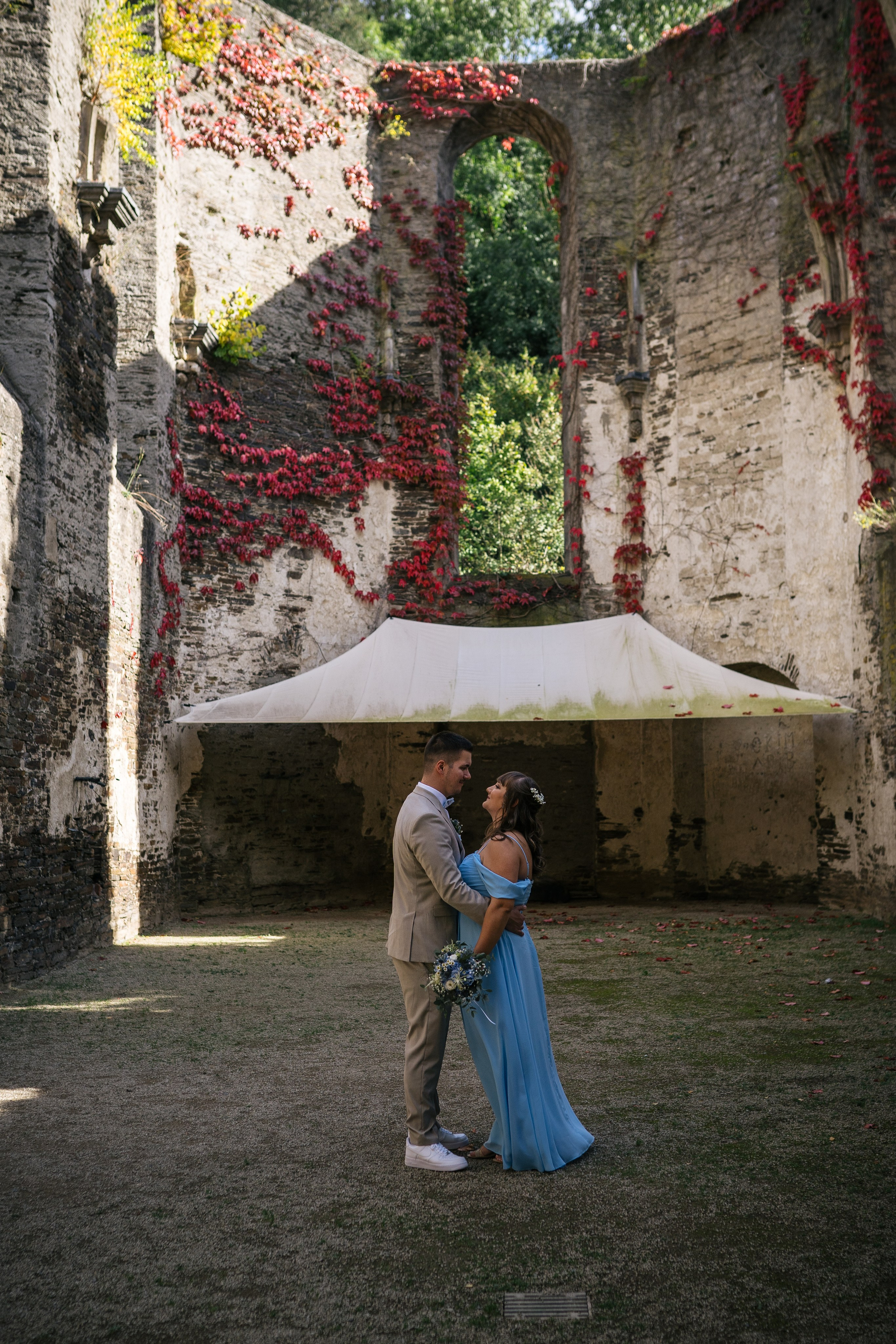 Kuss des Brautpaares in einer malerischen Hochzeitskulisse