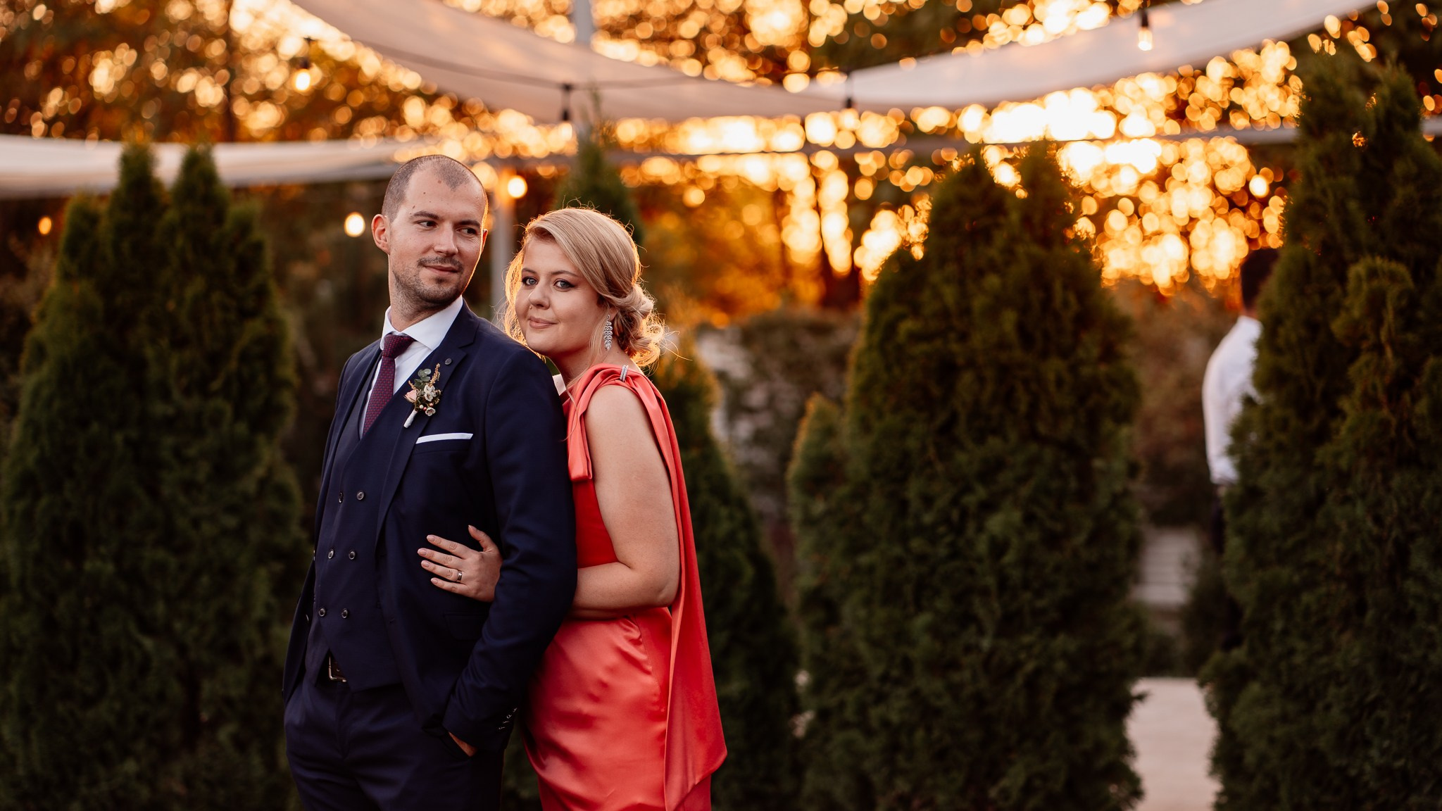 Moment emoționant între miri în ziua nunții, surprins într-un cadru natural și romantic, la Conacul din Livada. Fotografie de nuntă profesională, editată artistic pentru a evidenția emoția și eleganța evenimentului.