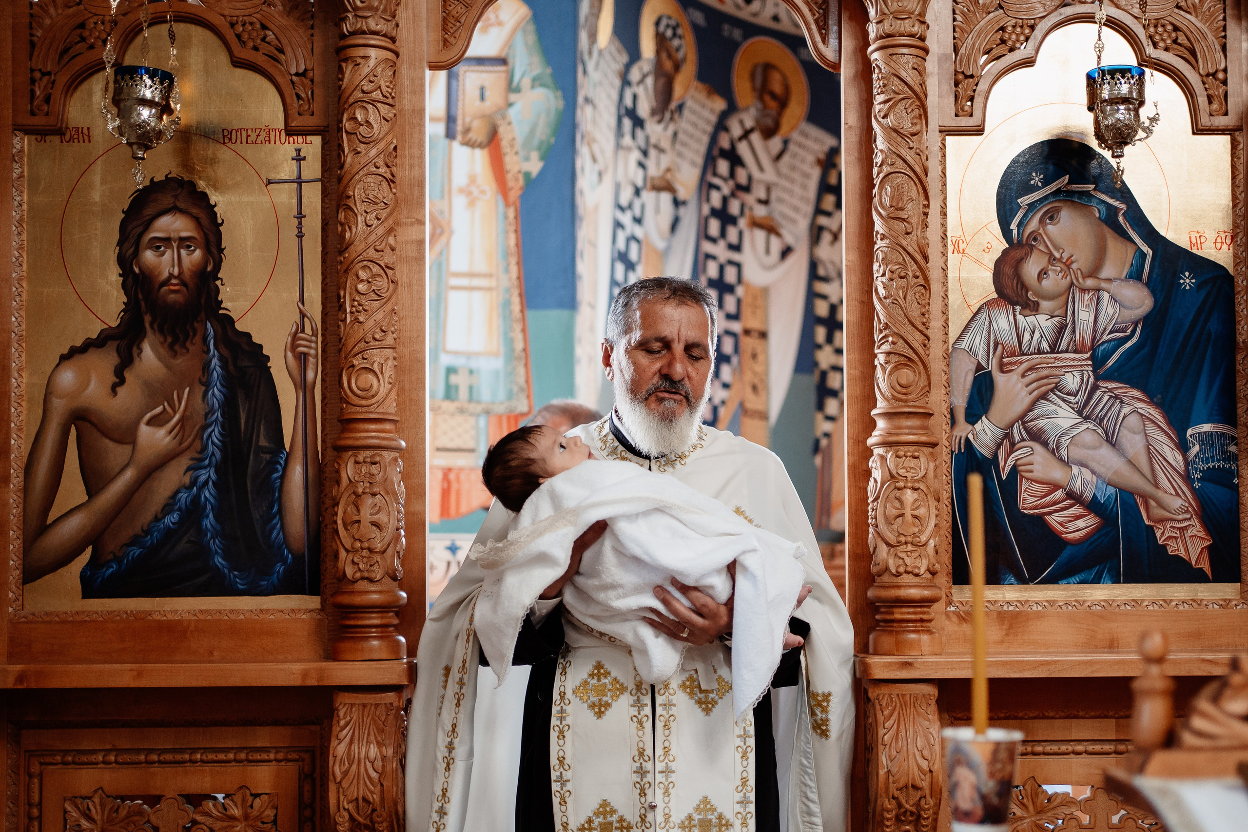 Moment emoționant între miri în ziua nunții, surprins într-un cadru natural și romantic, la Grădina Lahovari. Fotografie de nuntă profesională, editată artistic pentru a evidenția emoția și eleganța evenimentului.