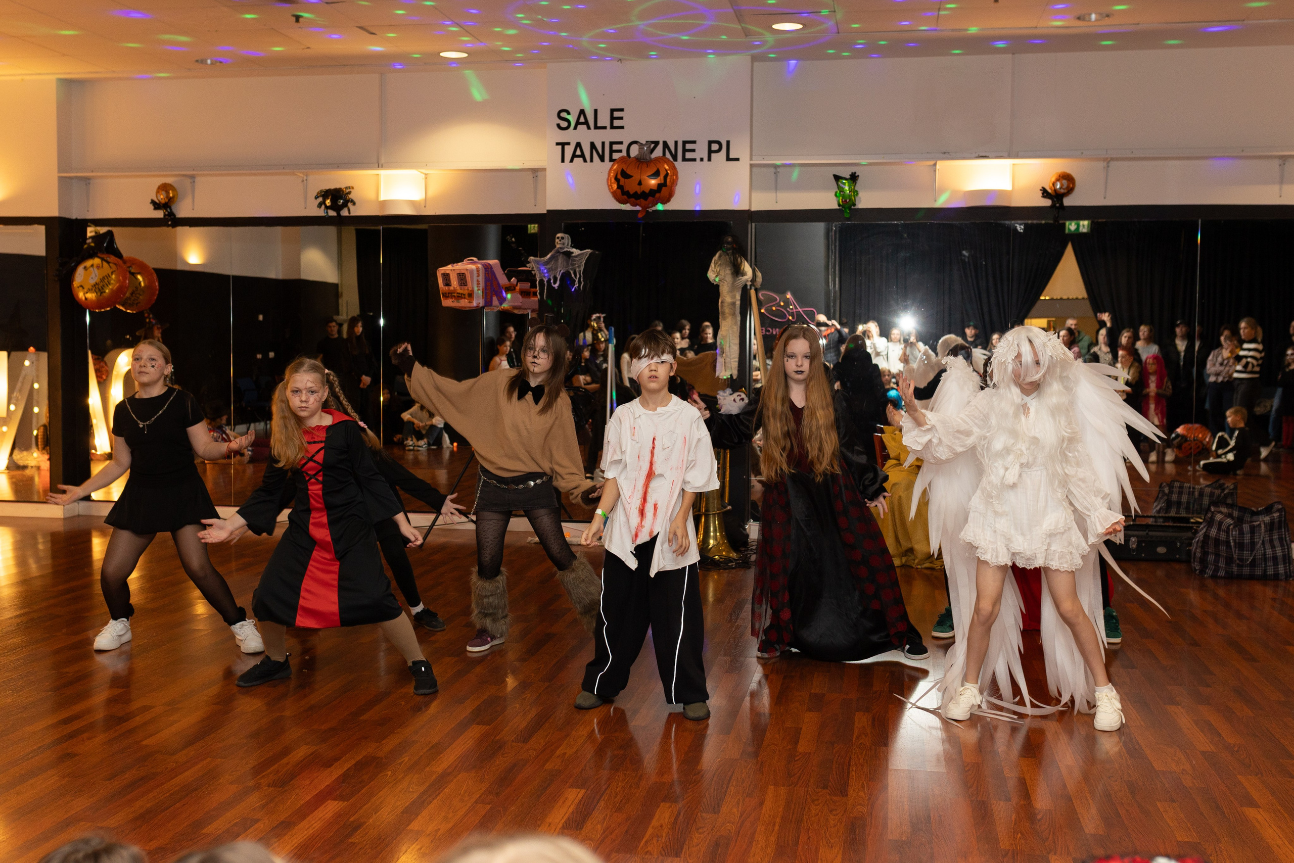 Leo dance studio Helloween 2025. Семейный и детский фотограф в Варшаве Мила Бобровская