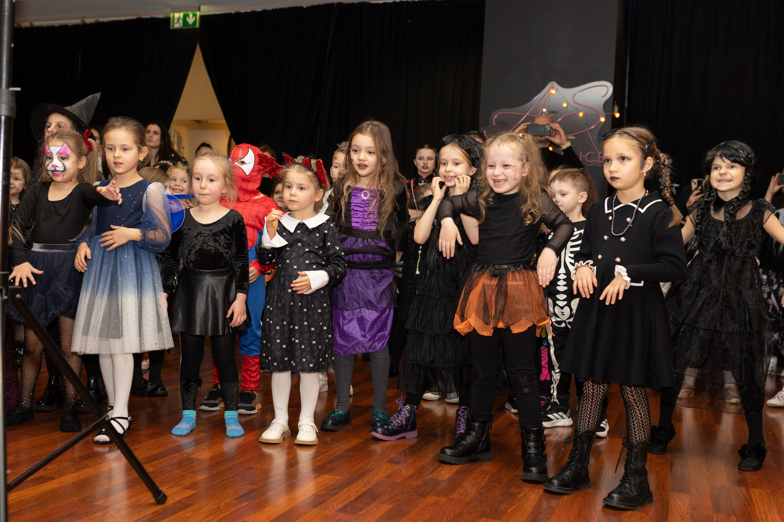 Leo dance studio Helloween 2025. Семейный и детский фотограф в Варшаве Мила Бобровская