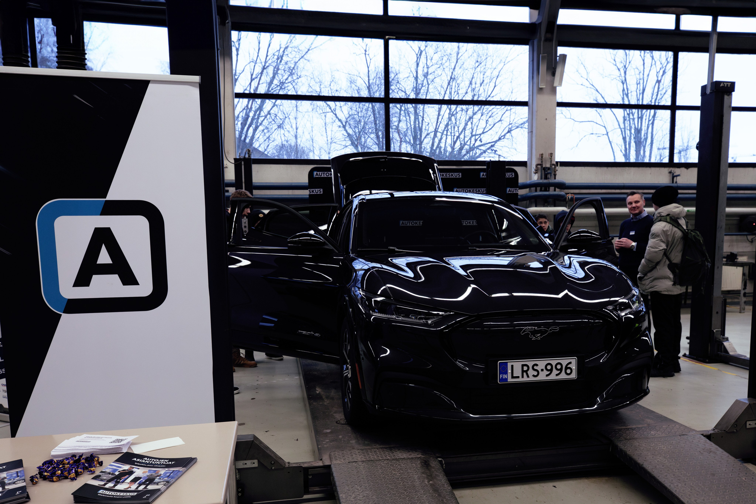 Autokorjaamo. Ekaterina Mansur, muotokuvafotografi Suomessa (Helsingissä ja Uudellam