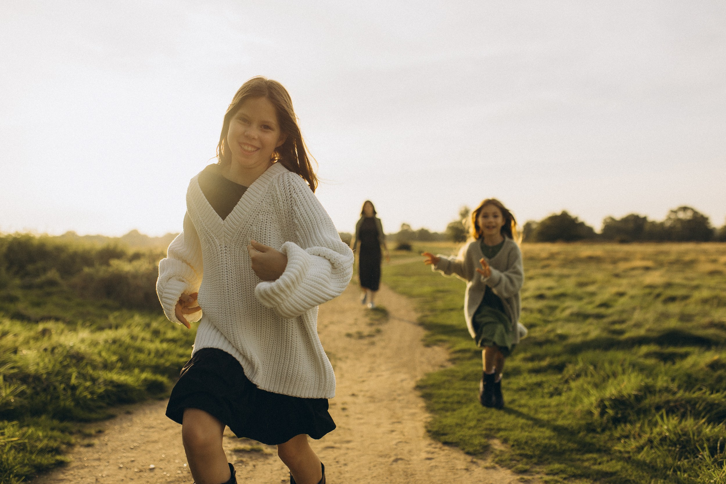 Mama und ihre zwei bezaubernden Töchter in einer familiären Fotosession. Familien & Hochzeitfotografin Nadja Holzmann