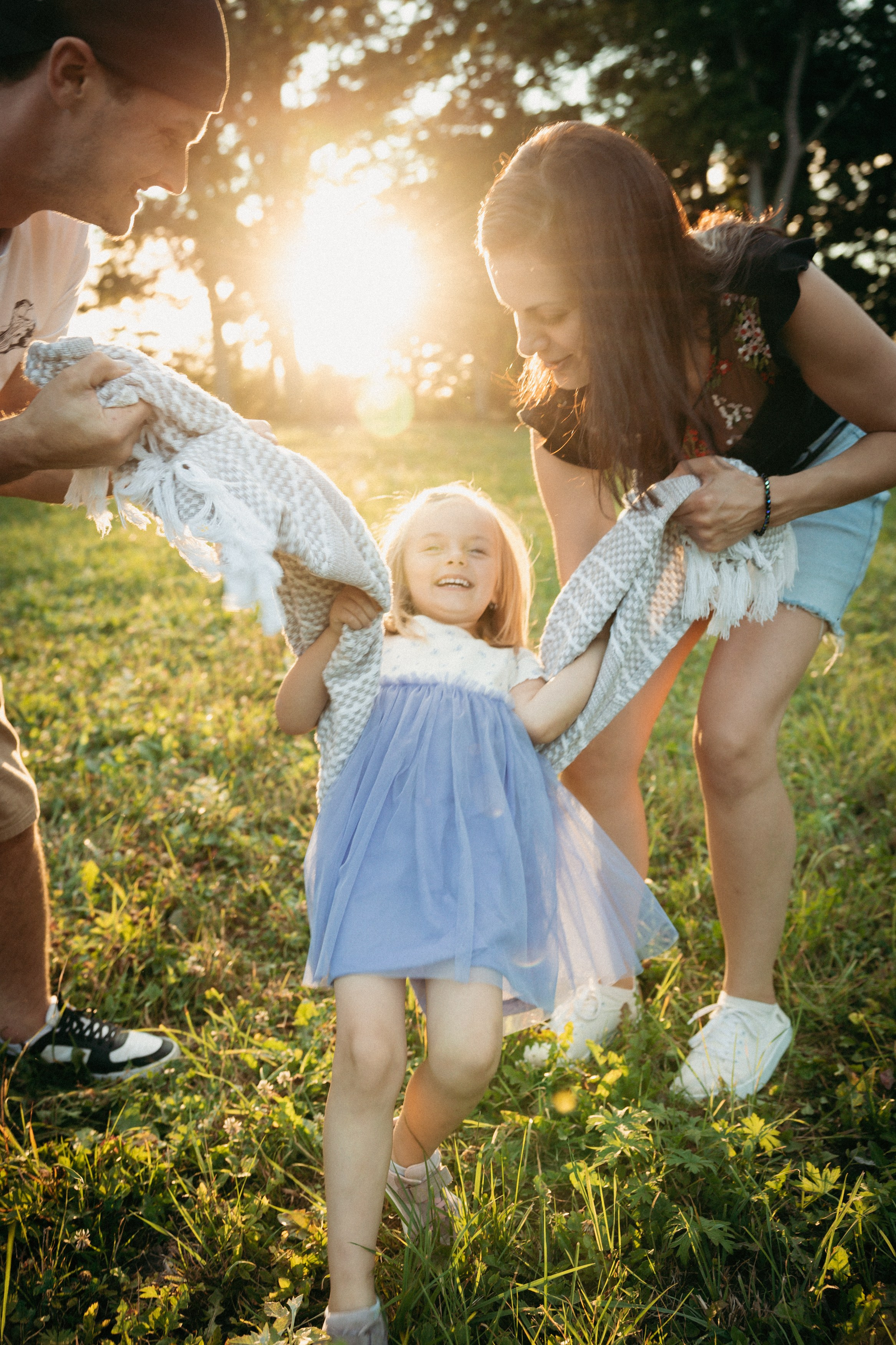 Family in the Park. Lifestyle and Family Photographer in Pisek Oxana Telupilova