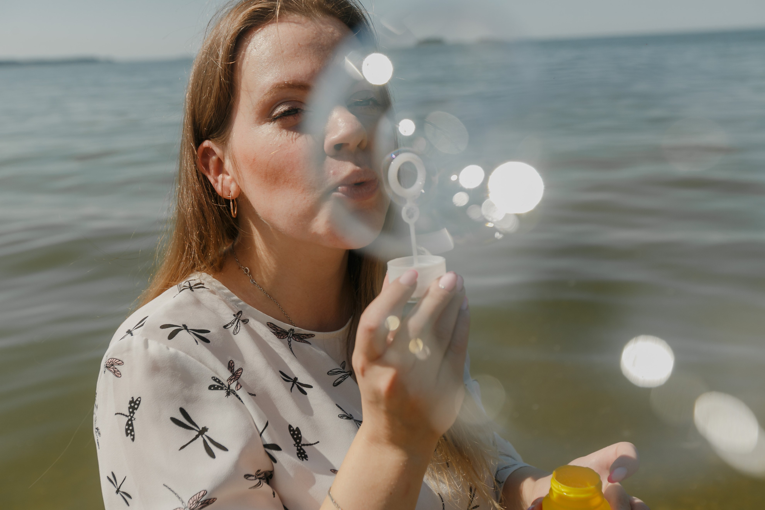 Familia volando una cometa en el lago y comiendo donas. Fotógrafo de retrato, familia y reportajes en Valencia | España | Europa Vitalii Lumier