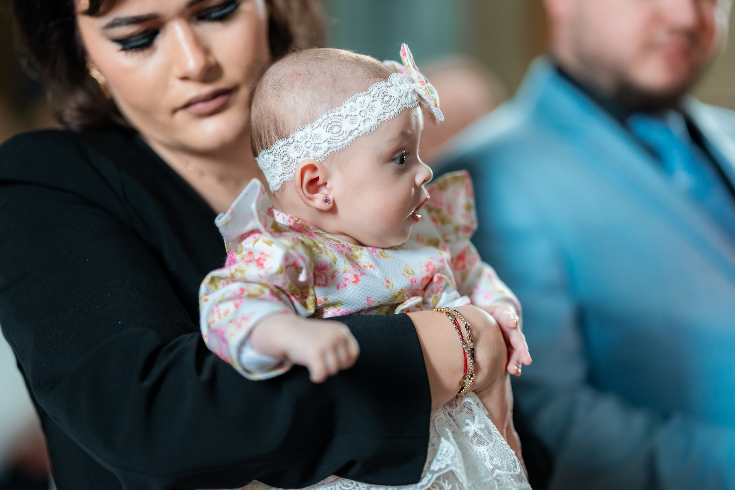 fotograf botez , fotografie botez Botoșani, fotograf Alin Chirilă, amintiri botez, fotografii botez, botez Miruna Parascheva, fotograf copii, fotografie botez în Botoșani-alt="botez , fotografie botez Alin Chirilă, amintiri botez, fotografii emoționante botez Botoșani"-- fotografii-botez-bebelus- amintiri-botez-micuț- moment-sfânt-crestinare- fotografie-emotionanta-botez- detalii-botez-bebelusi- parinti-fericiti-la-botez- fotograf-botez-profesionist- botez-in-biserica-ortodoxa- micuț-botezat-cu-emoție- zâmbete-și-lacrimi-la-botez- bebeluș-la-cristelniță- decor-botez-colorat- botez-cu-dragoste-și-credință- emotie-pura-la-botez- fotograf-botez-botosani- botez-iasi-suceava-fotograf- amintiri-nepretuite-botez-- Preotul ținându-l pe micuțul Mathias Gabriel la botez, în biserica Înălțarea Domnului, Copălău  - Detalii de la botezul lui Mathias – lumânare, trusou și icoană  - Familia lui Mathias Gabriel alături de micuț, în ziua botezului  - Portret emoționant cu mama și bebelușul în brațe, în biserică,fotograf profesionist evenimente Botoșani, Iași, Suceava, Fălticeni, Bacău, Pașcani, Roman - AlinoFotoStudio by Alin Chirilă - servicii foto nuntă, botez, cununie, ședințe foto creative, albume personalizate, fotografii emoționante și calitative pentru cele mai importante momente din viață,fotograf nuntă Botoșani Alin Chirilă,  ședință foto botez Iași - AlinoFotoStudio,  servicii fotograf profesionist evenimente Suceava,  fotograf cununie civilă Fălticeni - Alin Chirilă,  album foto nuntă personalizat Bacău.“Bebeluș botezat în biserică, ținut în brațe de nași”	•	“Detaliu cu lumânarea de botez decorată cu flori albe”	•	“Părinți emoționați alături de copilul lor la ceremonia de botez”	•	“Masa festivă de botez cu decor tematic și tort personalizat”	•	“Momentul în care preotul toarnă apă sfințită pe fruntea bebelușului”	“Bebeluș în rochie albă de botez, zâmbind în brațele mamei”	•	“Detaliu cu cruciulița de botez așezată pe o pernă de satin”	•	“Părinți și nași aprinzând lumânările în timpul ceremoniei de botez”	•	“Tort de botez decorat cu figurine tematice și numele copilului”	•	“Copil botezat dormind liniștit în pătuțul decorat festiv”	•	“Momentul în care preotul binecuvântează copilul în fața altarului”	•	“Invitați adunându-se în jurul mesei festive la petrecerea de botez”	•	“Bebeluș ținând în mână o jucărie personalizată primită la botez”	•	“Familie fericită pozând împreună după ceremonia de botez”	•	“Decor tematic cu baloane și flori la locația petrecerii de botez” fotograf Botoșani fotograf evenimente fotograf botez Alin Chirila fotograf alinofotostudio.fotograf botez Amelis Maria, fotografie botez Botoșani, fotograf Alin Chirilă, amintiri botez, fotografii botez, botez Amelis Maria, fotograf copii, fotografie botez în Botoșani,