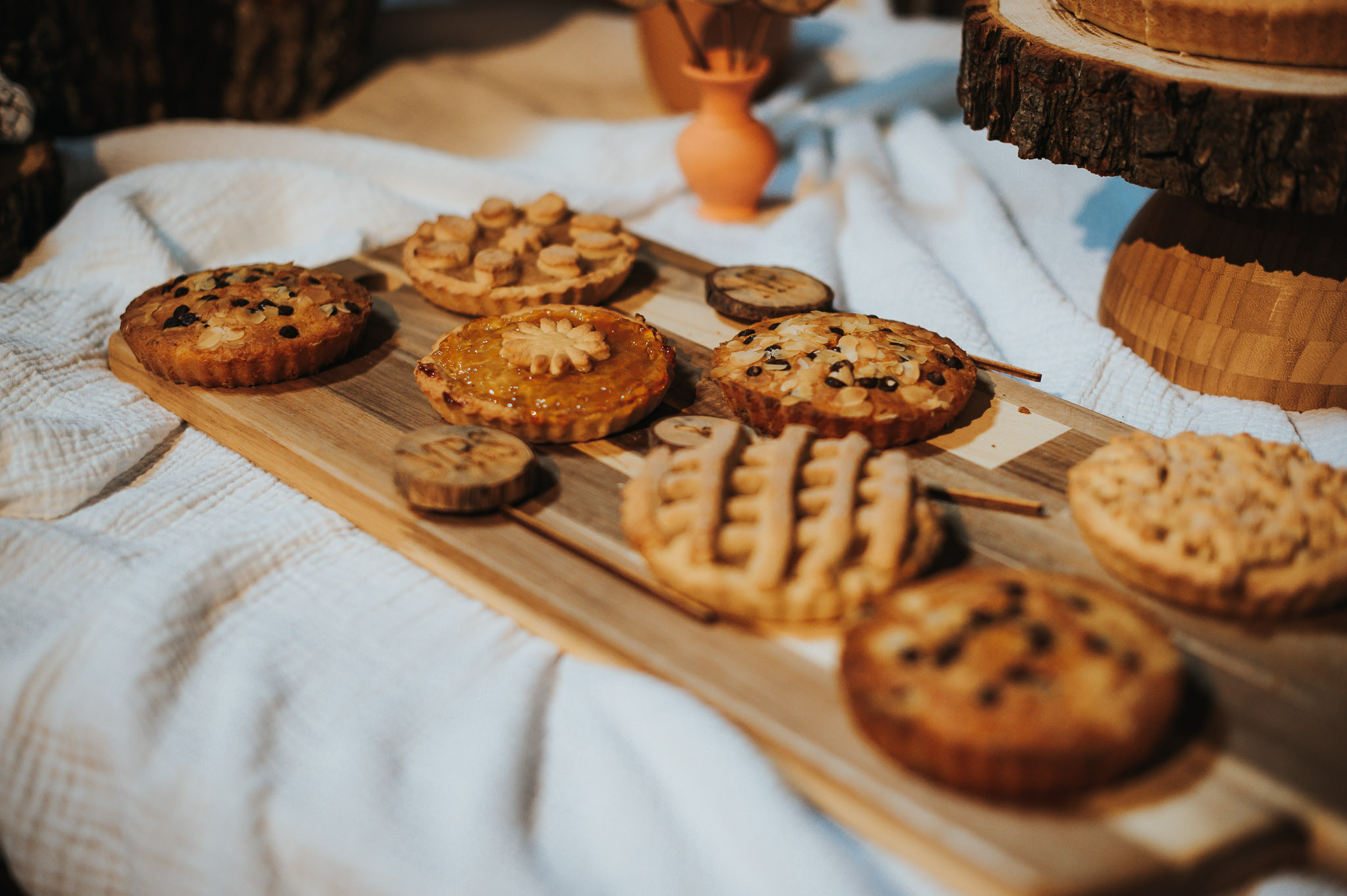 Dream wedding in Boho style at Heldsdorf Mansion in Brasov. Valentin Melen — wedding photographer