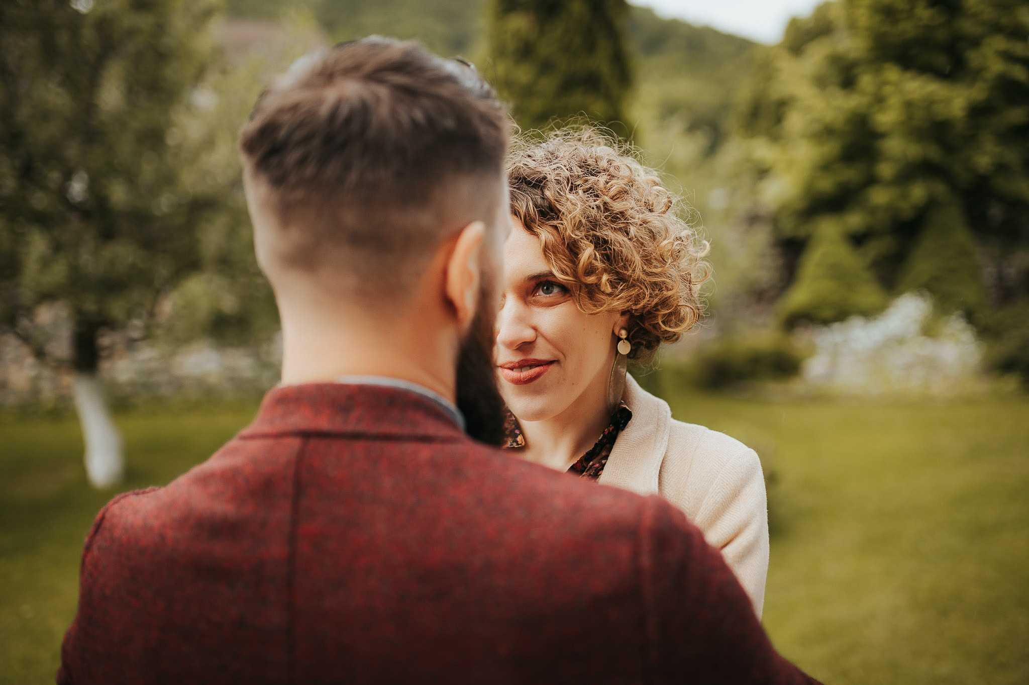 Cuplu dansand prin ploaie 