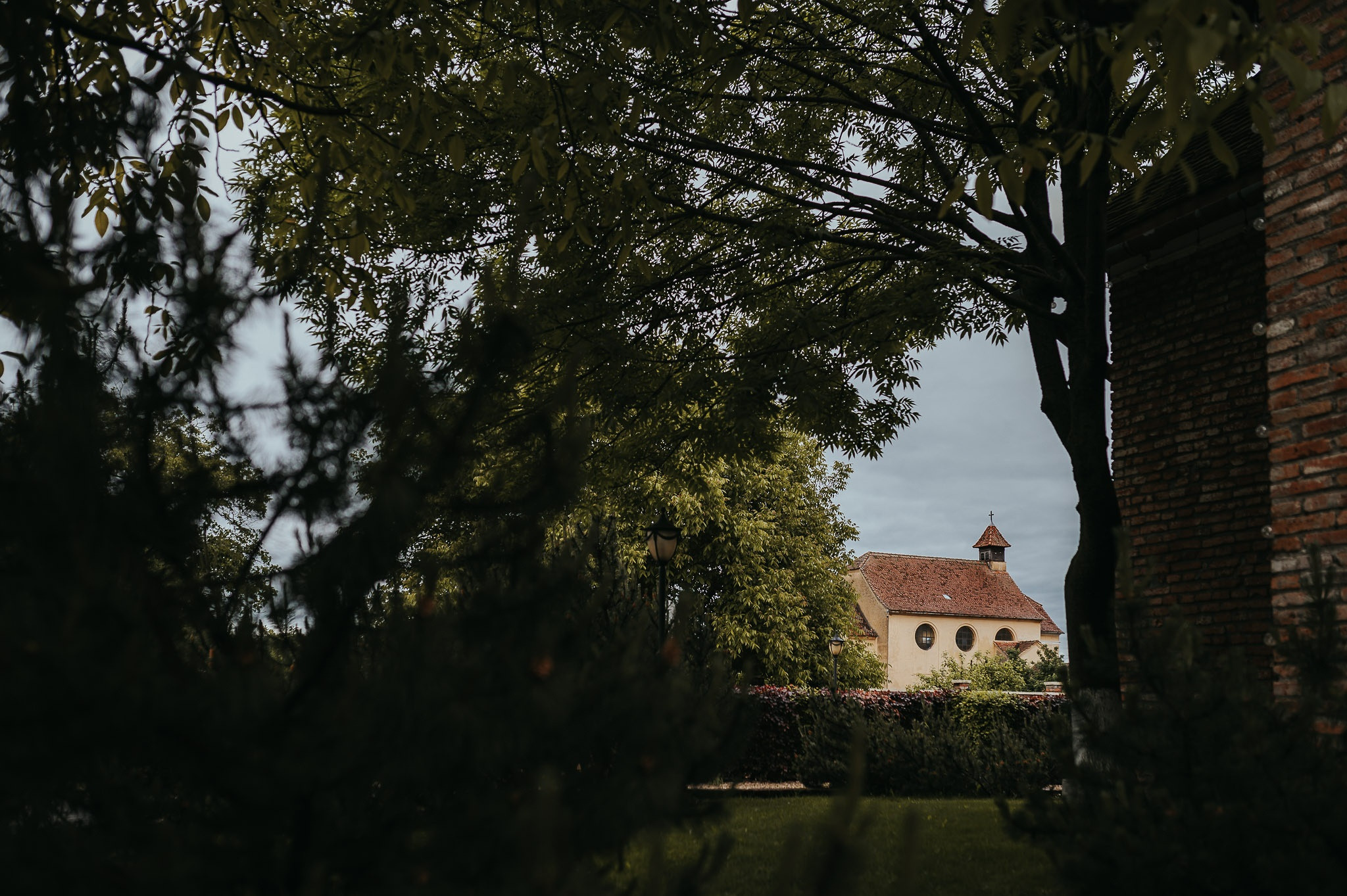 Dream wedding in Boho style at Heldsdorf Mansion in Brasov. Valentin Melen — wedding photographer