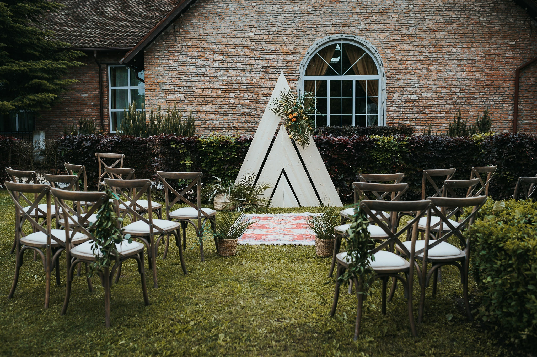 Dream wedding in Boho style at Heldsdorf Mansion in Brasov. Valentin Melen — wedding photographer