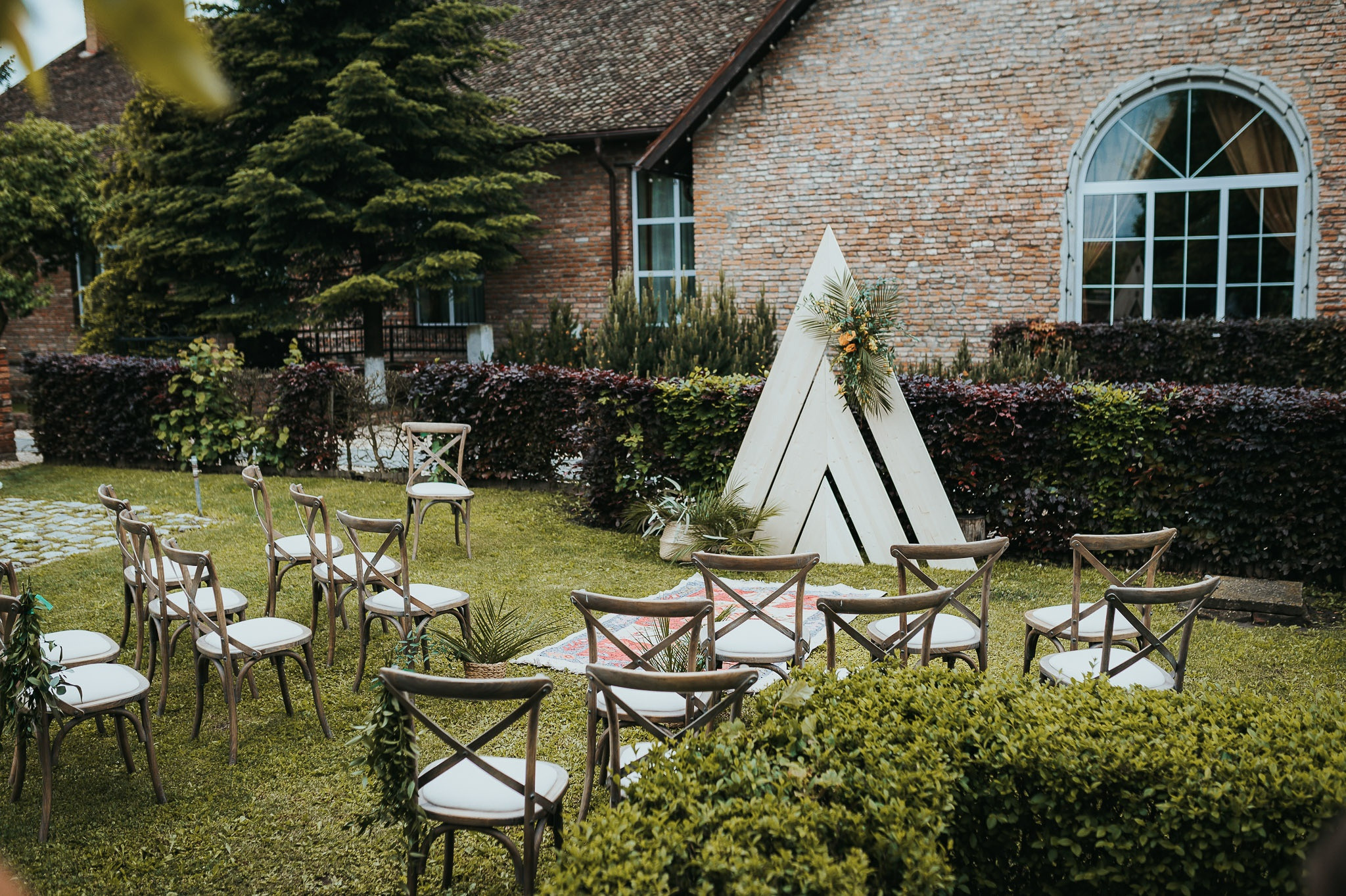 Dream wedding in Boho style at Heldsdorf Mansion in Brasov. Valentin Melen — wedding photographer