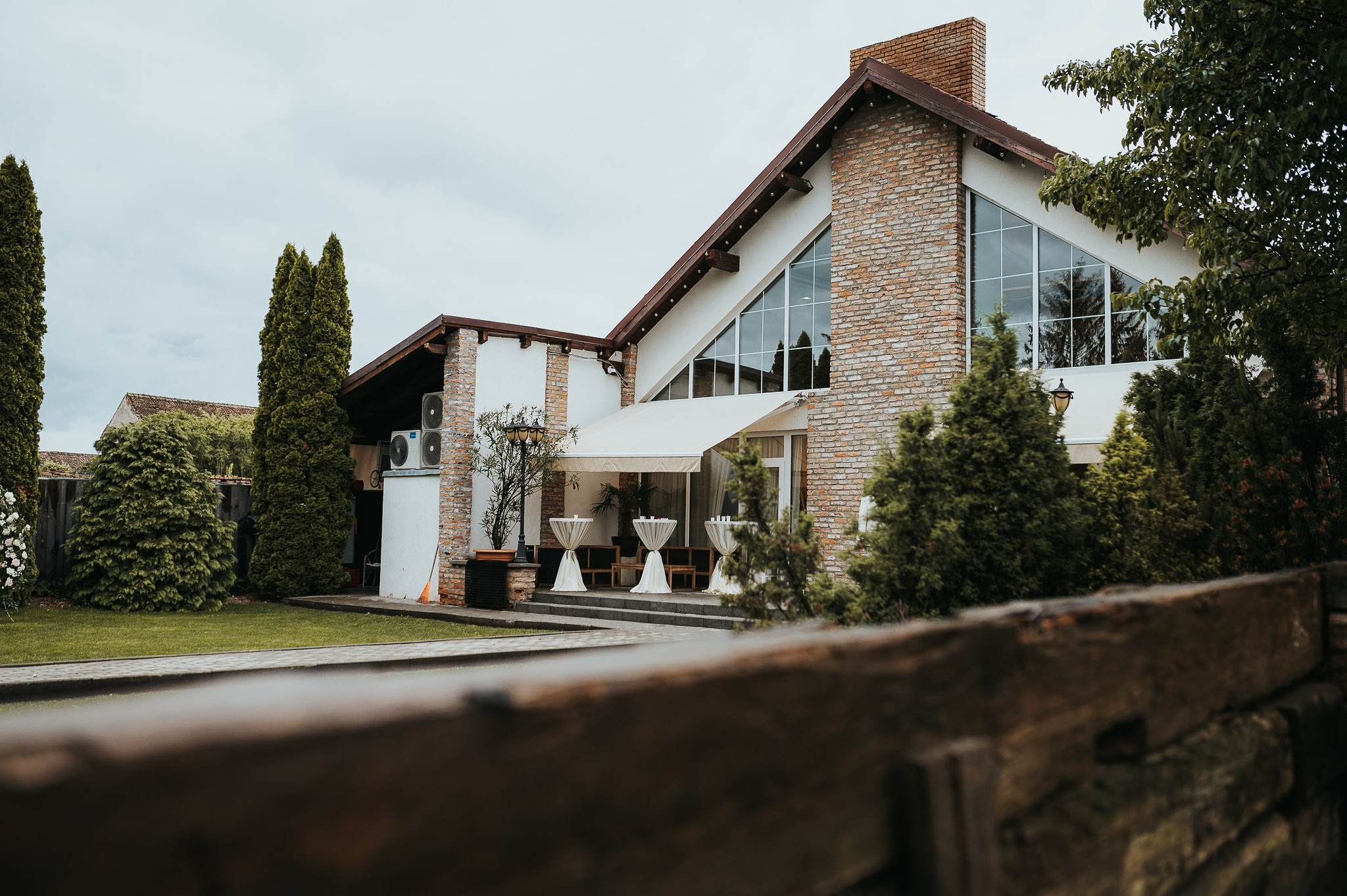 Dream wedding in Boho style at Heldsdorf Mansion in Brasov. Valentin Melen — wedding photographer