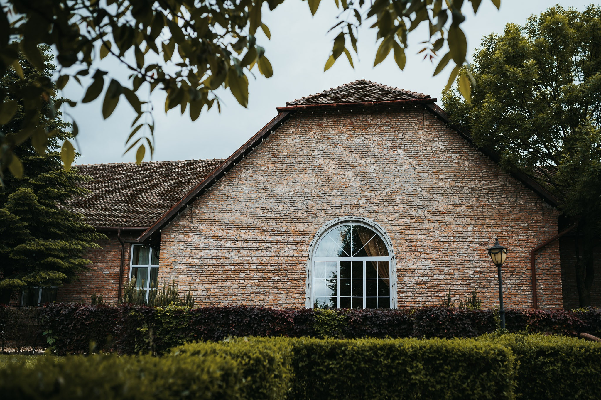 Dream wedding in Boho style at Heldsdorf Mansion in Brasov. Valentin Melen — wedding photographer